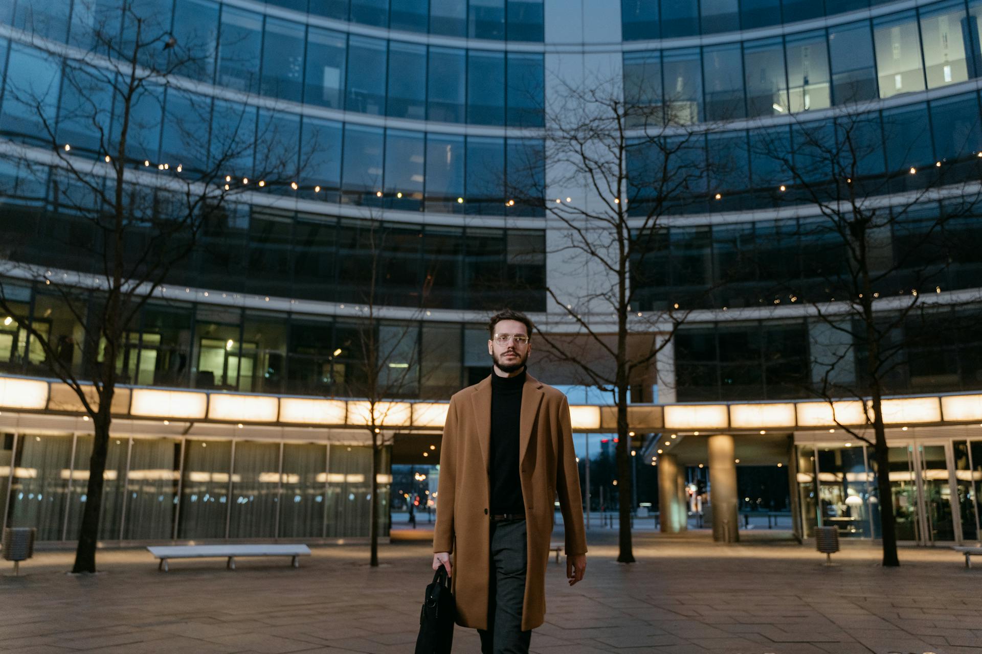 Un hombre caminando con un maletín | Fuente: Pexels