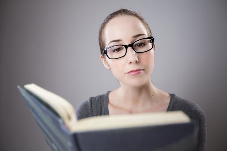 Mujer leyendo con gafas. | Foto: Max Pixel