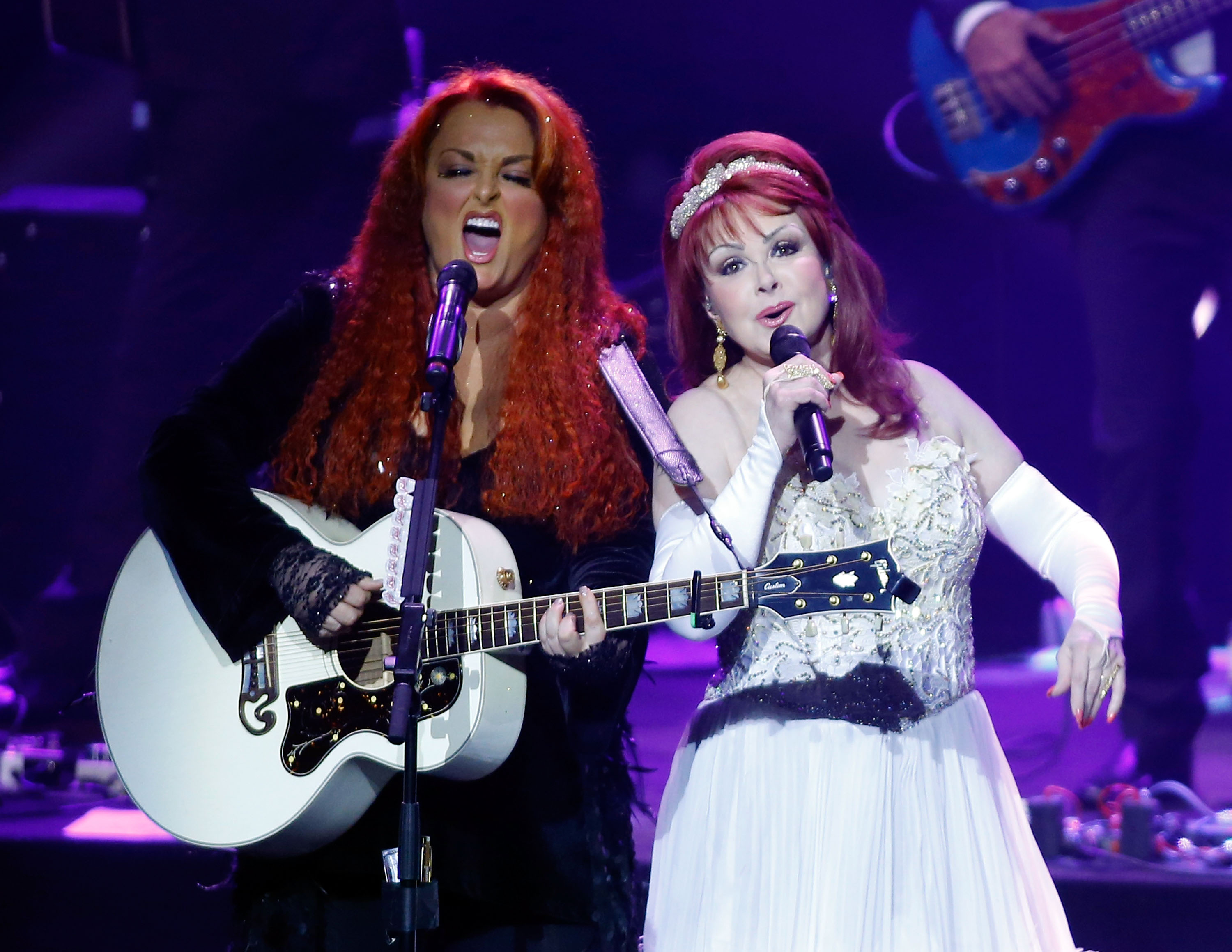 Wynonna y Naomi Judd actuando durante el lanzamiento de su residencia de nueve espectáculos "Girls Night Out" en Las Vegas, Nevada, el 7 de octubre de 2015 | Fuente: Getty Images