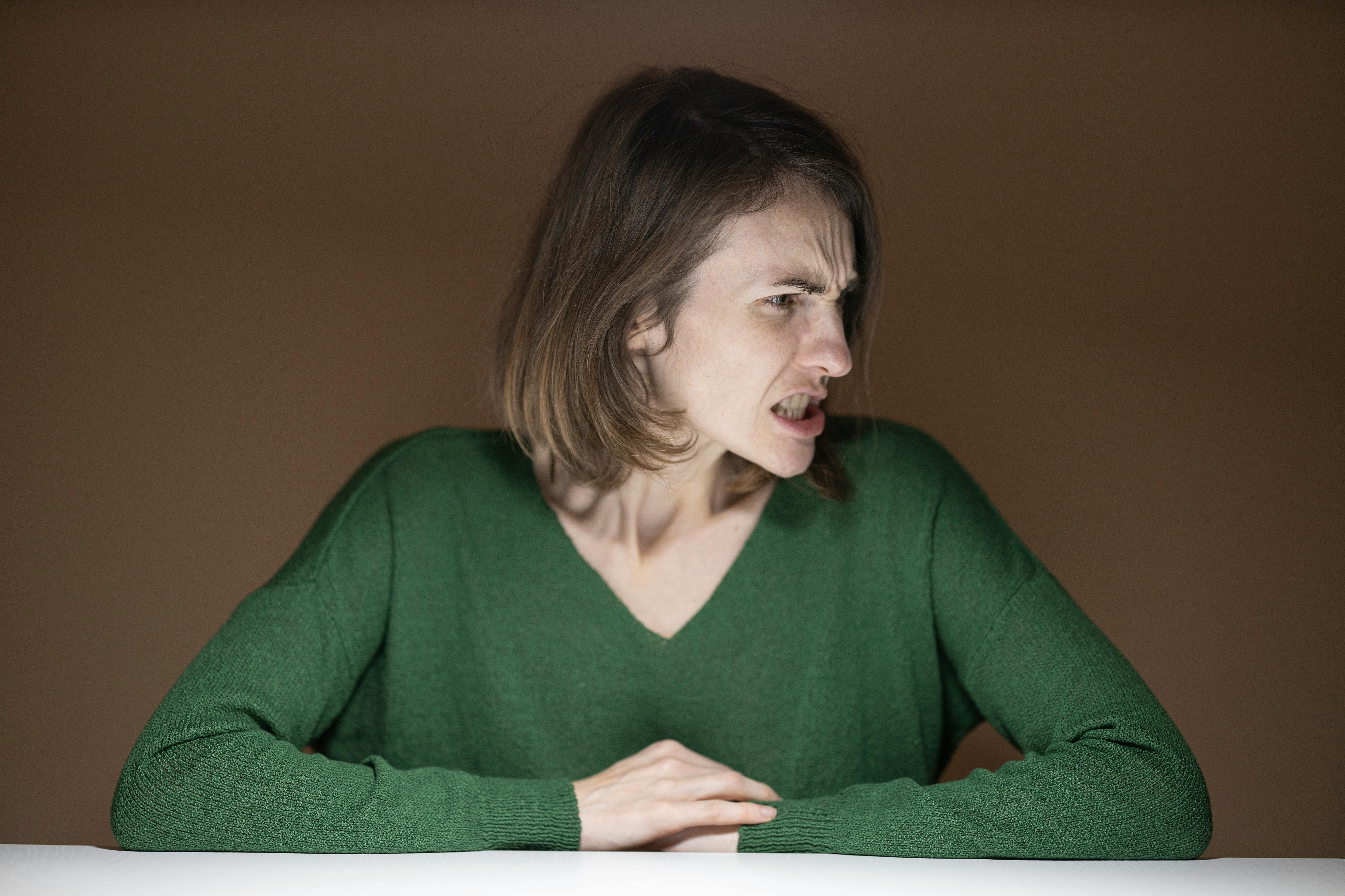 Una mujer enfadada reaccionando ante alguien | Fuente: Pexels