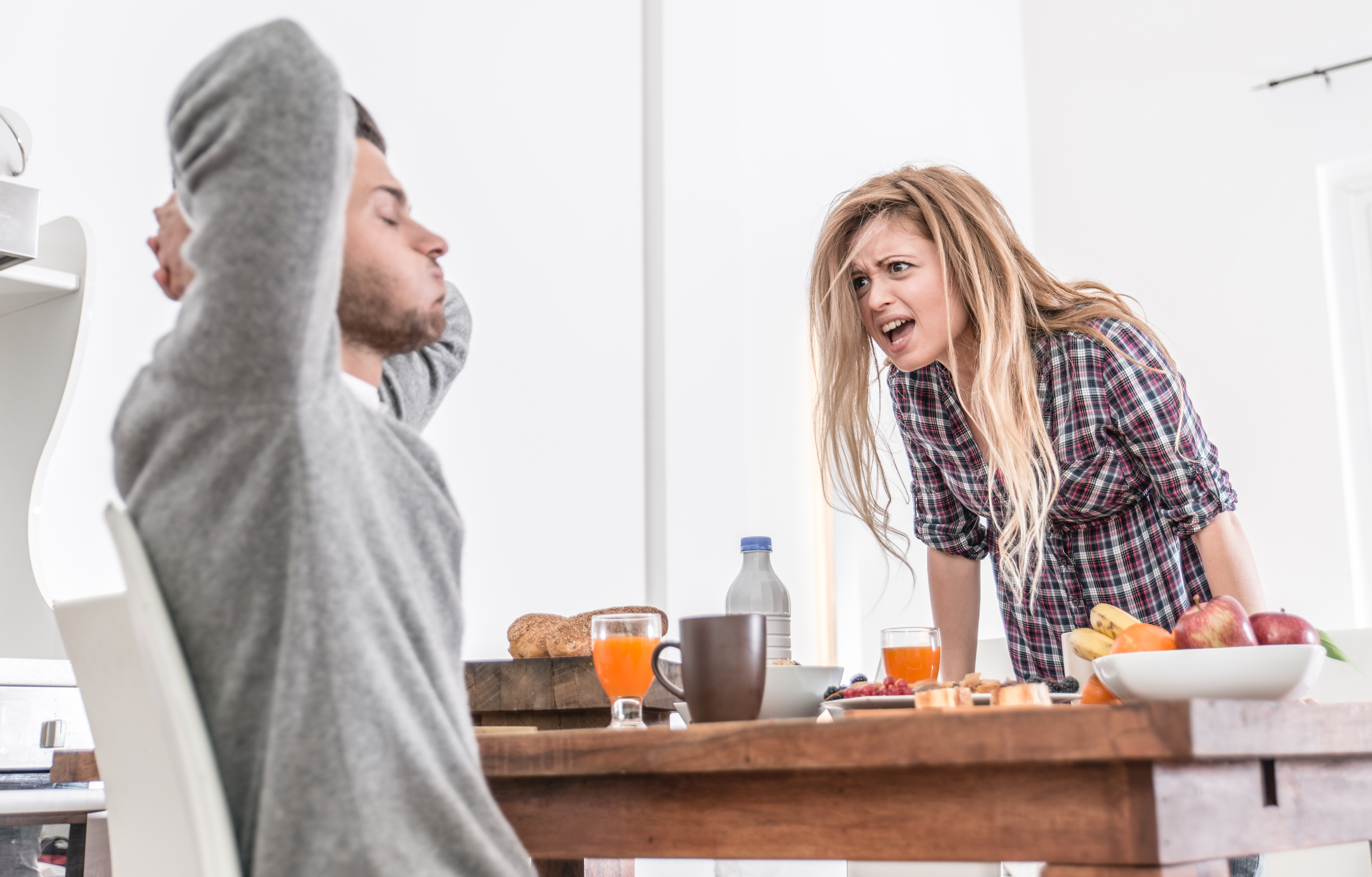 Una mujer grita a su marido | Foto: Shutterstock