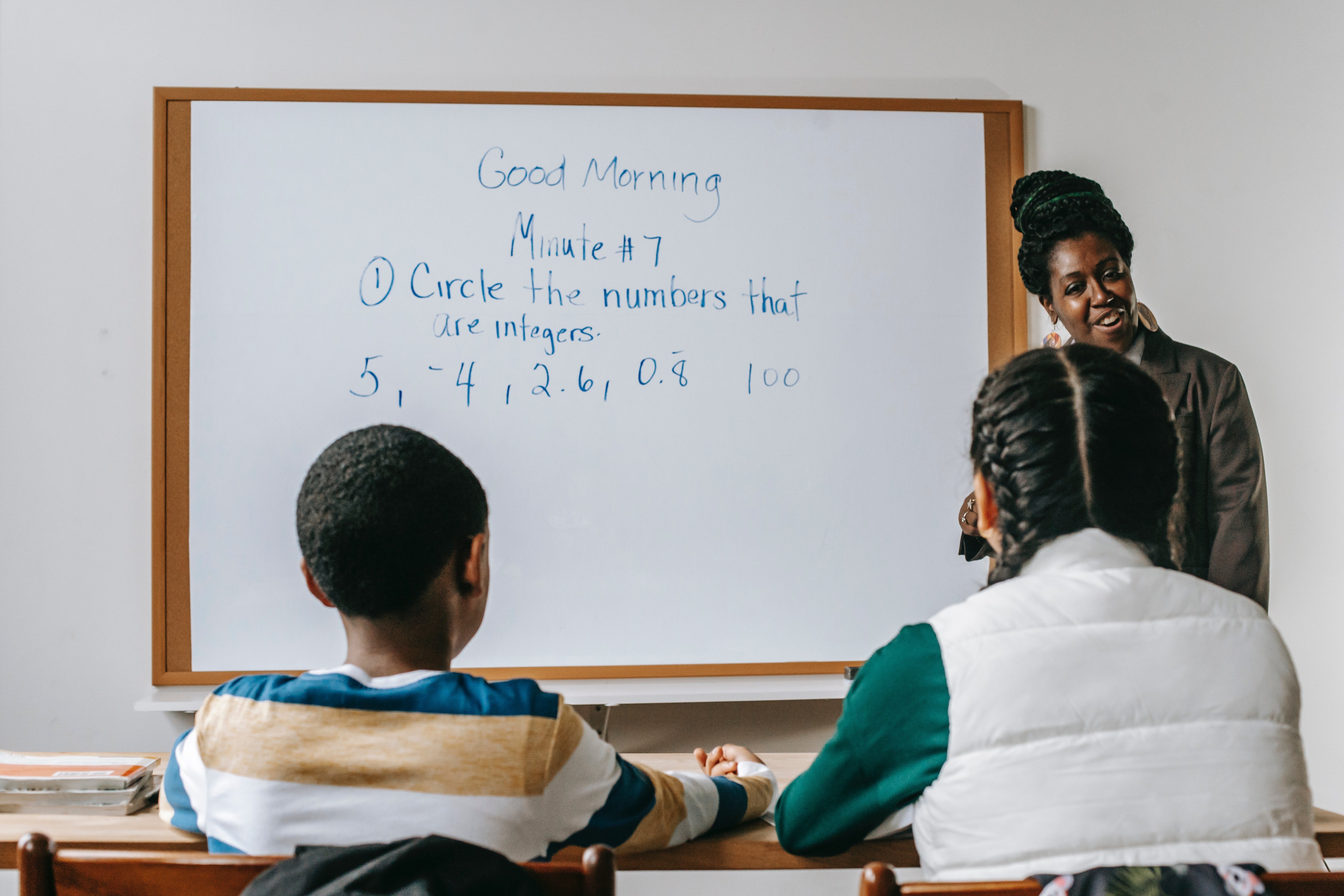 Una profesora dando una clase llena de estudiantes. | Foto: Pexels