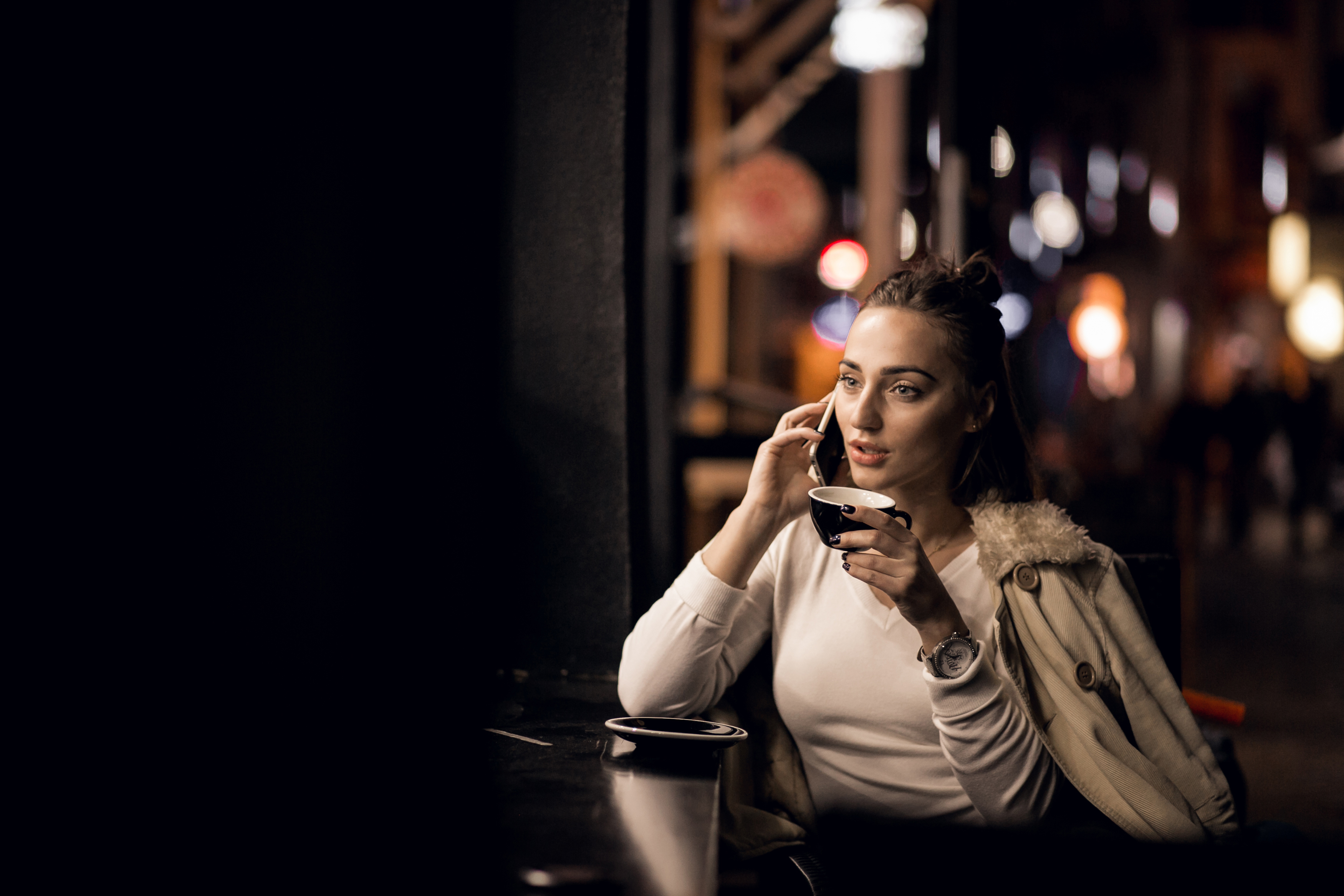 Una mujer aturdida en una llamada | Fuente: Freepik