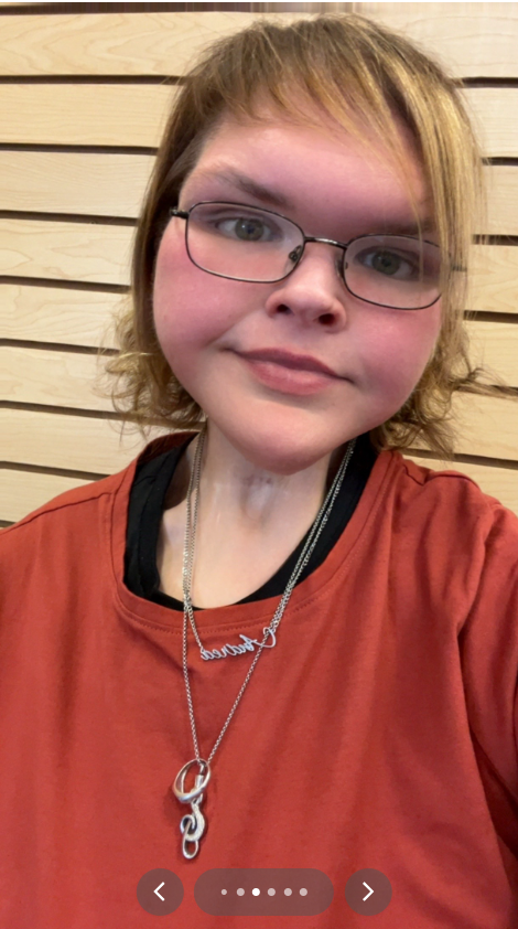 Tammy Slaton lleva una camiseta burdeos mientras se hace un selfie, de un vídeo publicado el 21 de julio de 2025 | Fuente: TikTok/tammy.l.slaton