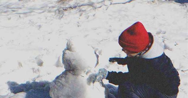Un niño jugando con la nieve | Foto: Shutterstock