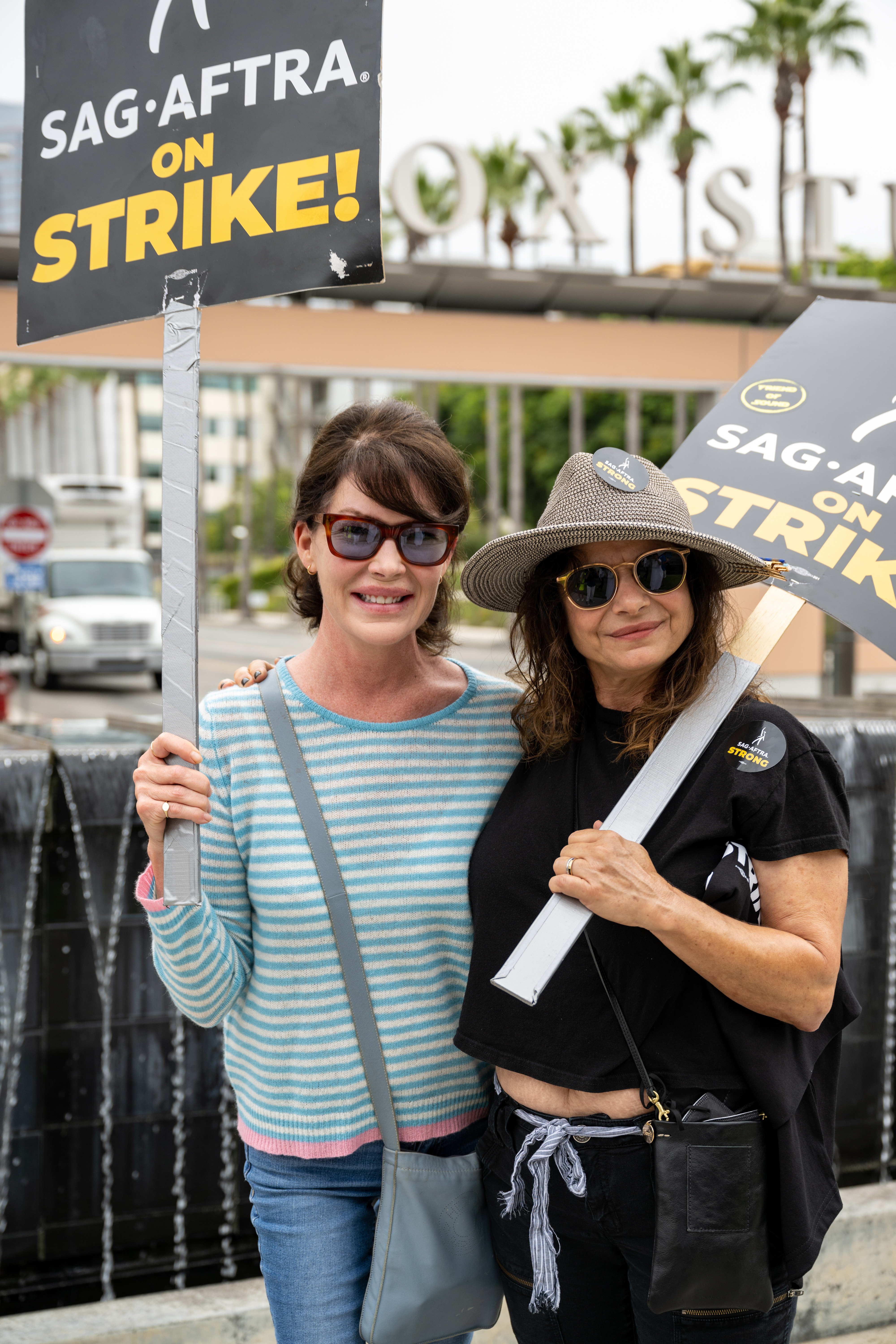 La actriz (izquierda) y Laura San Giacomo se unen a miembros y simpatizantes de SAG-AFTRA y WGA en la línea de piquete en los Estudios Fox el 11 de agosto de 2023 | Fuente: Getty Images