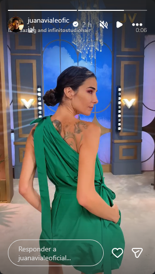 Juana Viale modelando el vestido verde de la diseñadora Evangelina Bomparola que lució en su programa "Almorzando con Juana" | Fuente: Instagram Stories/juanavialeoficial