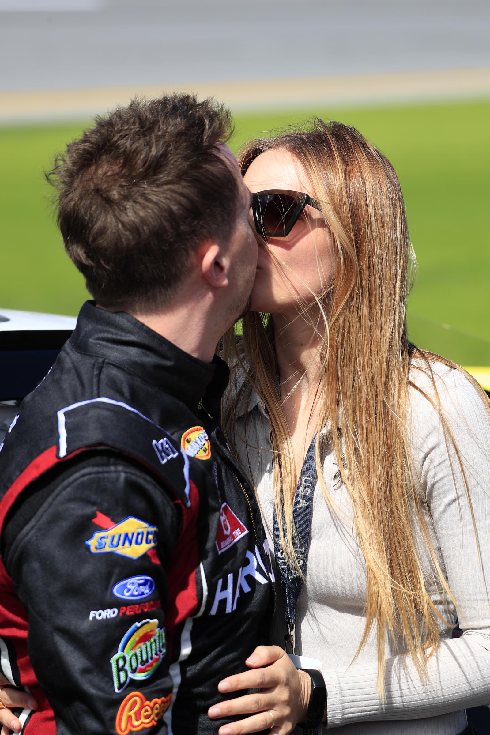 El actor besando a su esposa el 18 de febrero de 2023, en Daytona Beach, Florida | Fuente: Getty Images