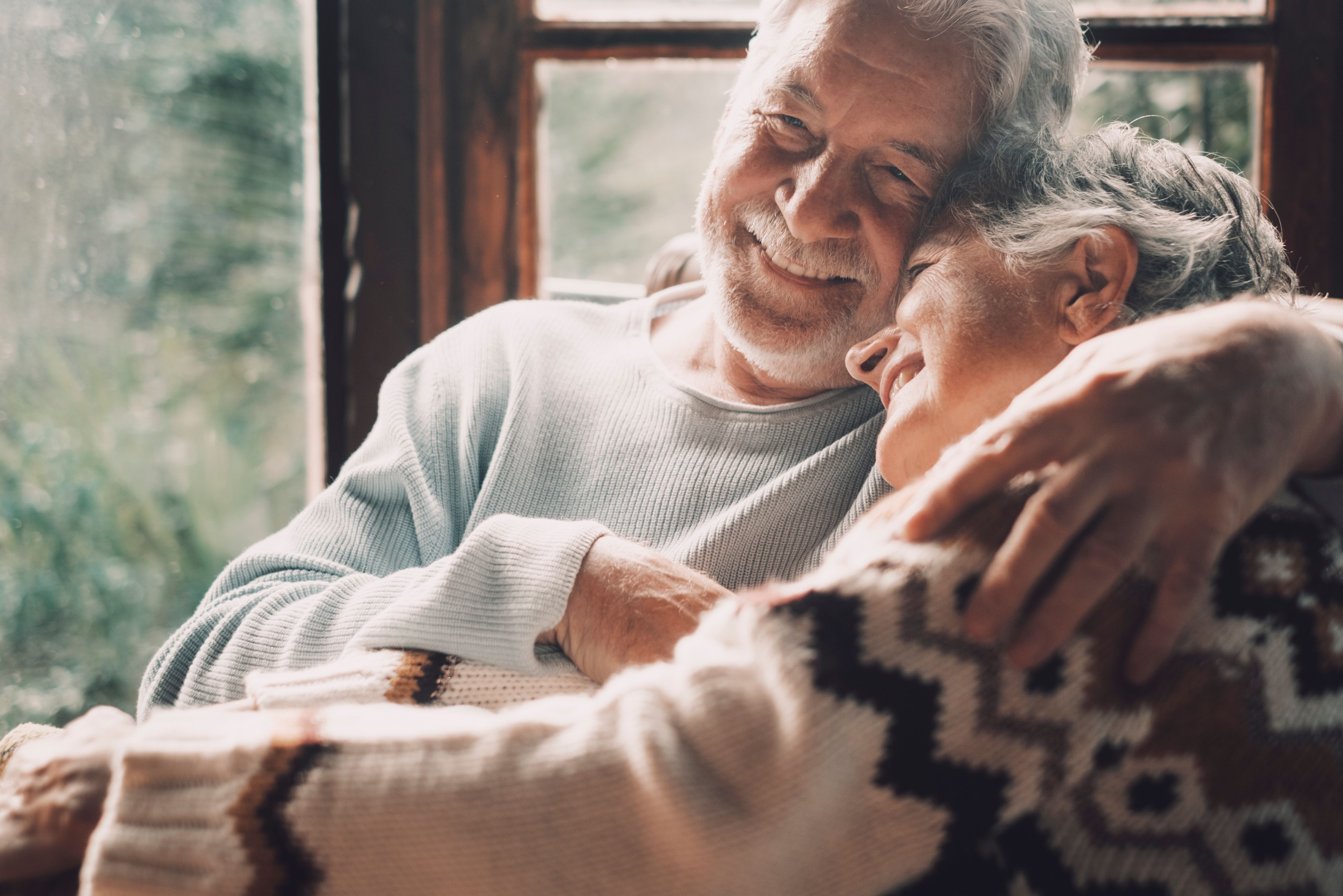 Una pareja de ancianos abrazándose | Fuente: Shutterstock