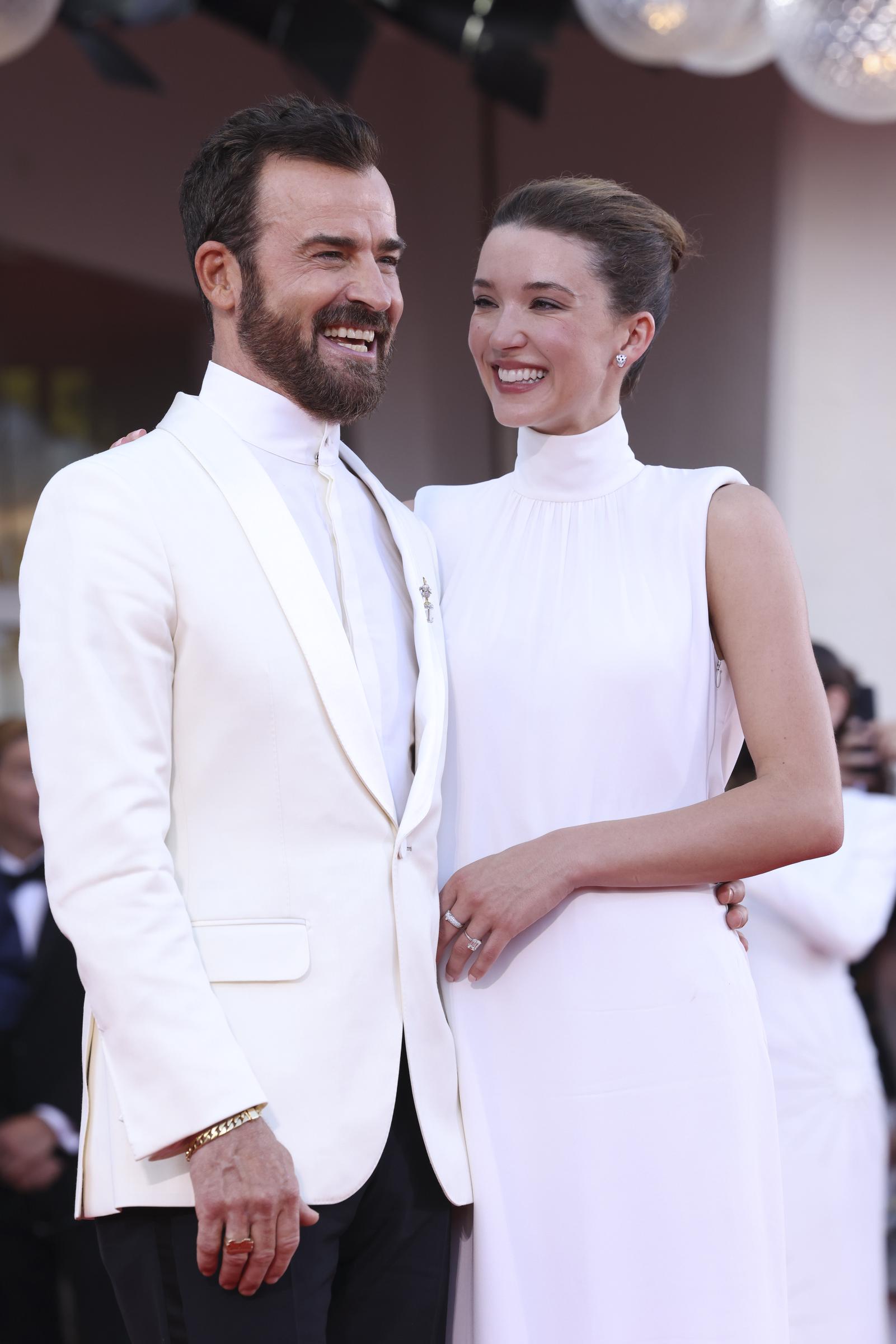 Justin Theroux y Nicole Brydon Bloom | Fuente: Getty Images