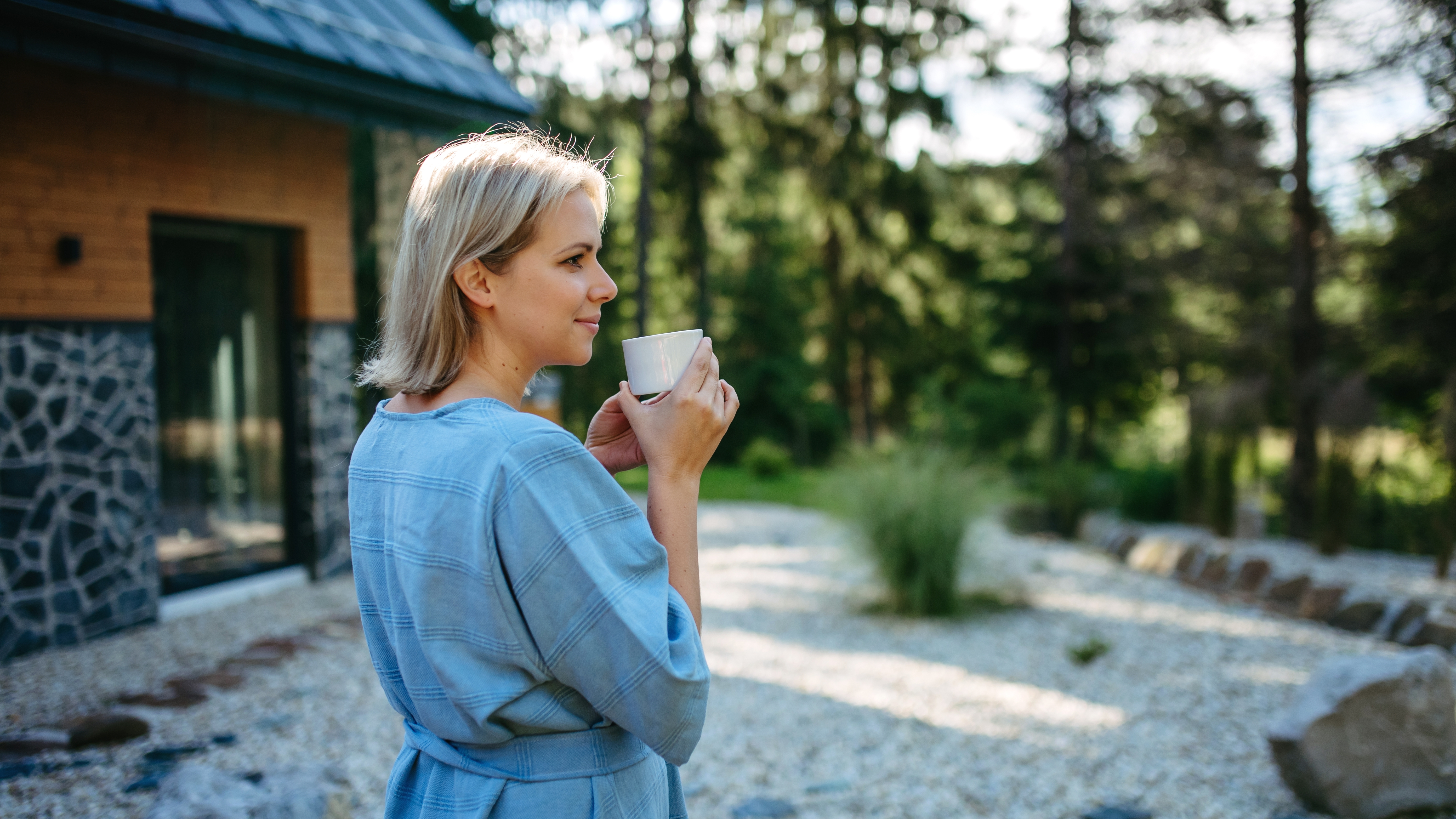 Mujer disfrutando de una taza de café en el jardín | Foto: Shutterstock