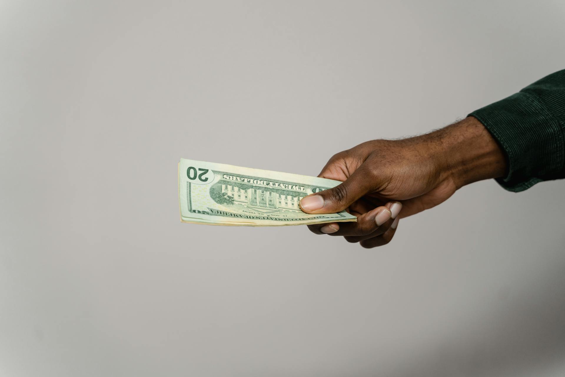 Una persona mostrando dinero | Fuente: Pexels