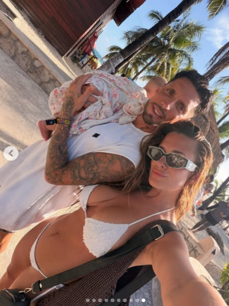 A la orilla del mar, José Sosa y Camila Homs sonrieron abrazados disfrutando de un día de playa en familia. El deportista sostuvo a su pequeña con traje de baño y gorrito para el sol, mientras él lució un short de baño negro y Camila deslumbró con una bikini blanca de dos piezas frente a las aguas turquesas. | Fuente: Instagram/josesosa_23