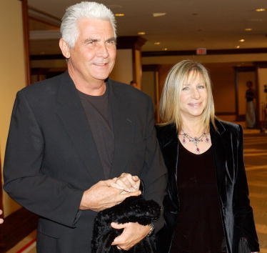 Barbra Streisand y James Brolin en el Century Park Plaza Hotel el 9 de marzo de 2002 en Los Ángeles, CA. | Imagen: Getty Images