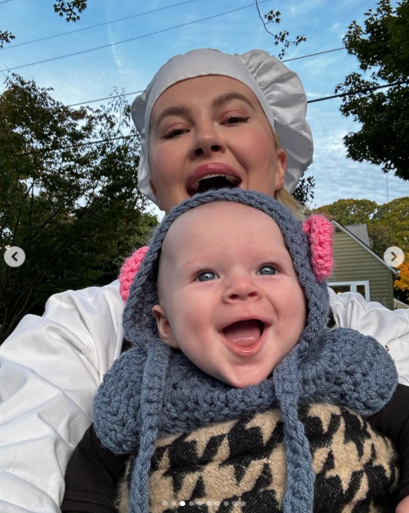 Ireland Baldwin y su hija disfrutando del sol en un post fechado el 12 de mayo de 2024 | Fuente: Instagram/irelandlandireland