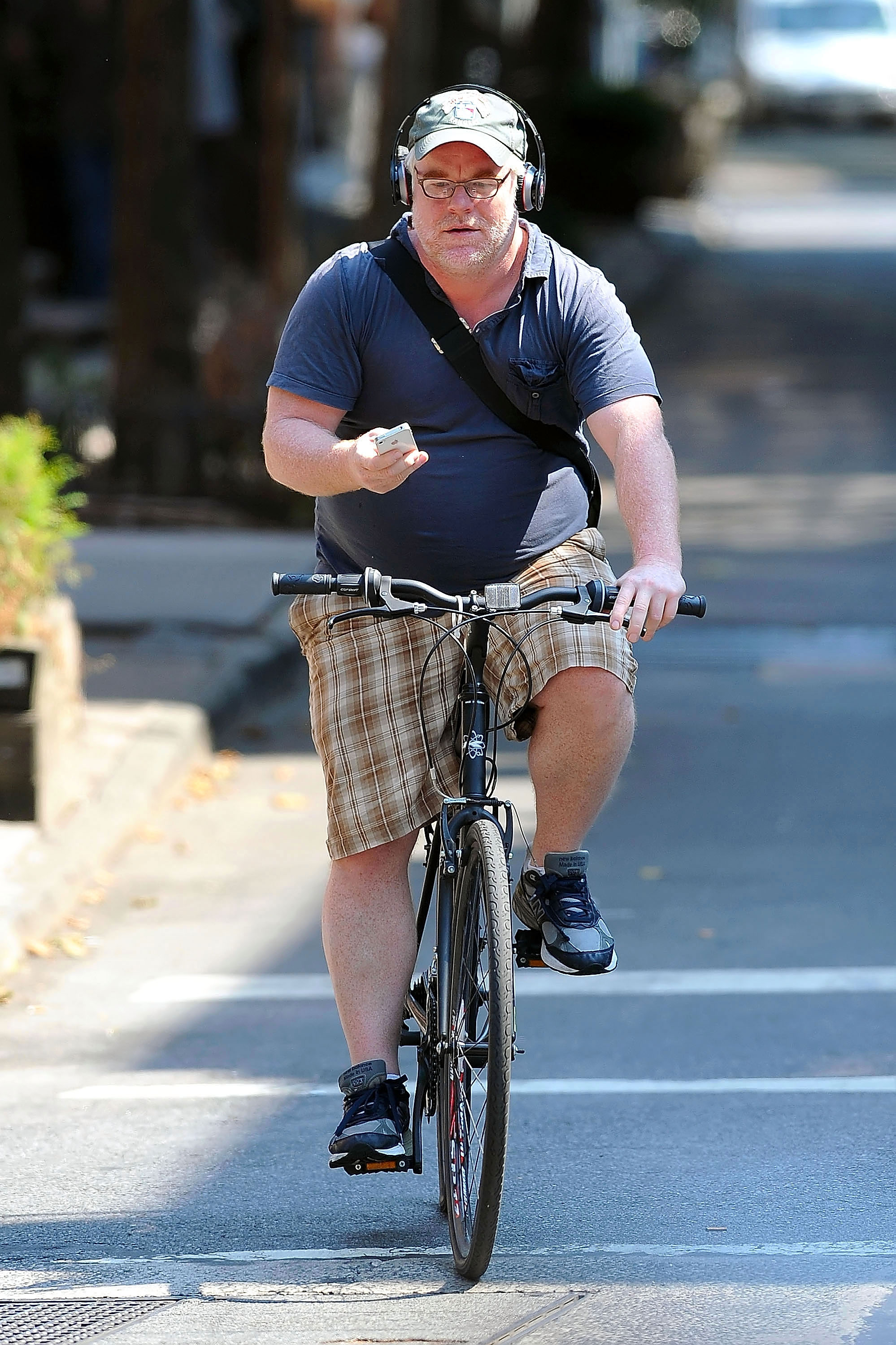 Philip Seymour Hoffman visto montando en bicicleta en Nueva York, el 11 de julio de 2012 | Fuente: Getty Images