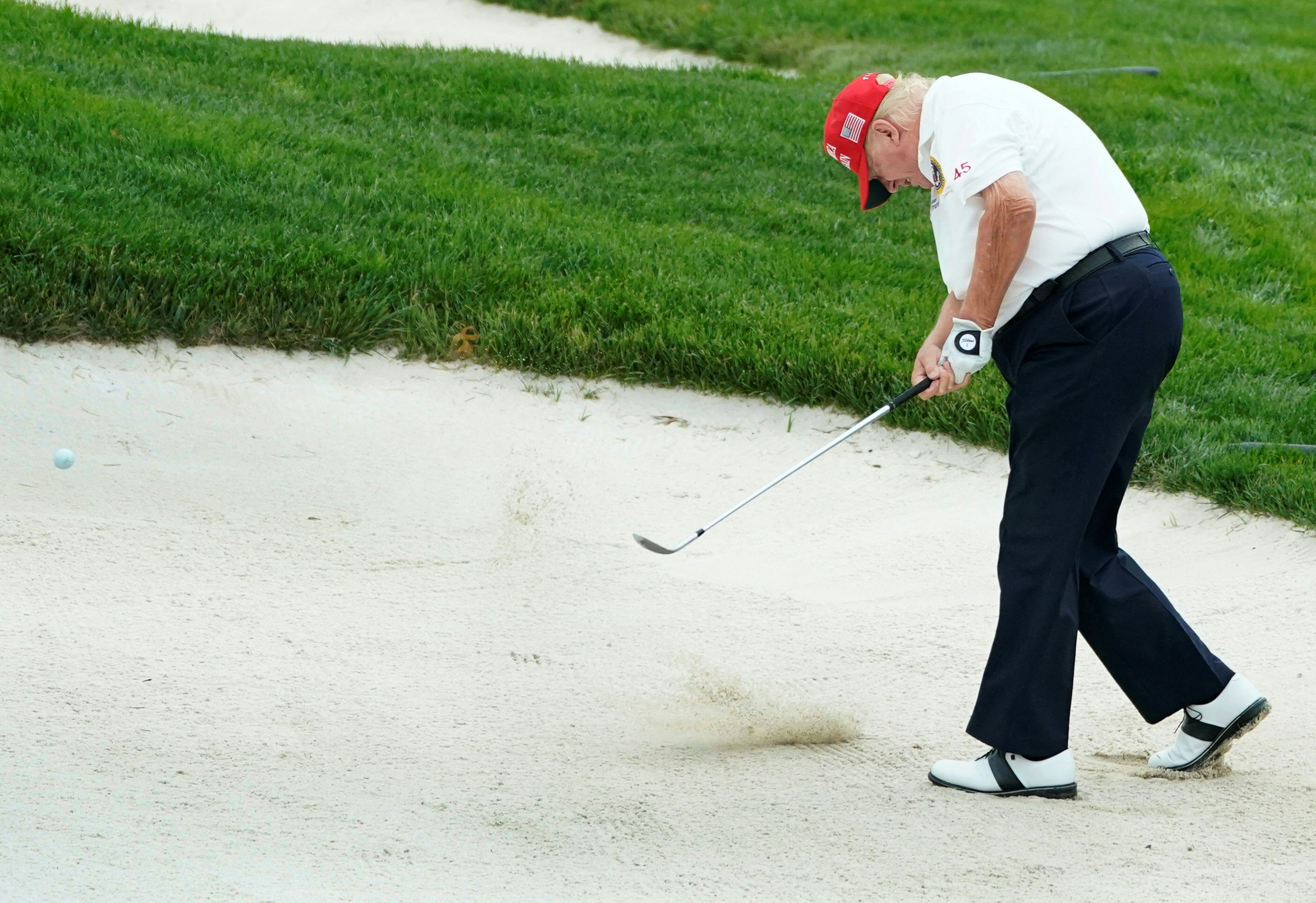 Donald Trump juega al golf durante el Torneo Oficial Pro-Am previo al evento LIV Golf Invitational Series en el Trump National Golf Club Bedminster en Bedminster, Nueva Jersey, el 10 de agosto de 2023 | Fuente: Getty Images