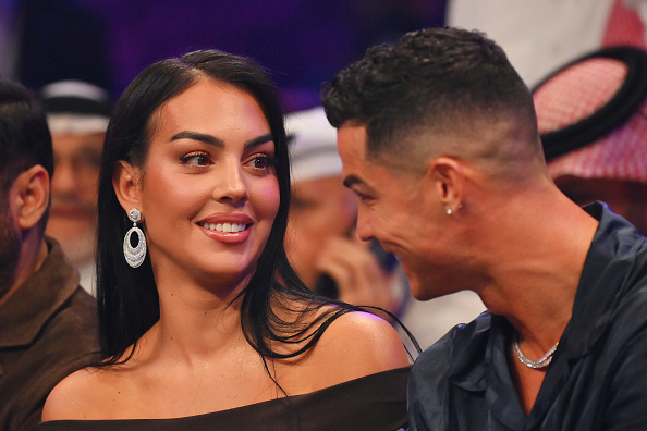 Cristiano Ronaldo y su esposa Georgina Rodríguez conversan junto al ring antes de la pelea de peso pesado entre Tyson Fury y Francis Ngannou en el Boulevard Hall el 28 de octubre de 2023 en Riad, Arabia Saudita | Fuente: Getty Images
