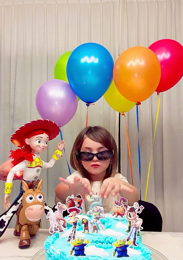 Tamara acomoda su velita de cumpleaños con el número 5 | Fuente: Instagram/tamiiibaez123