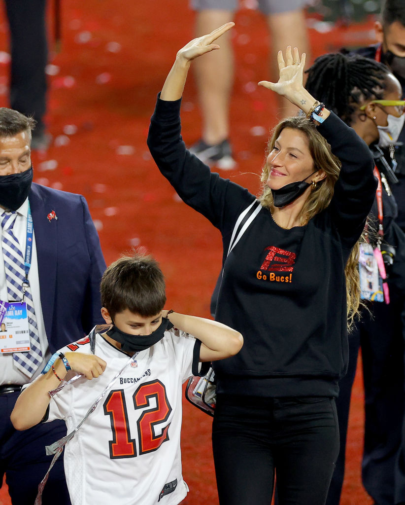 Gisele Bundchen, entonces esposa de Tom Brady de los Tampa Bay Buccaneers, celebra con Benjamin Brady después de que los Buccaneers derrotaran a los Kansas City Chiefs 31-9 en el Super Bowl LV en el Raymond James Stadium el 07 de febrero de 2021 en Tampa, Florida. (Foto de Kevin C. Cox/Getty Images)