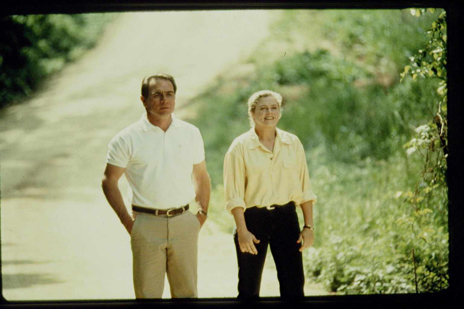 Tommy Lee Jones y Kathleen Turner rodando "House of Cards", hacia 1992. | Fuente: Getty Images