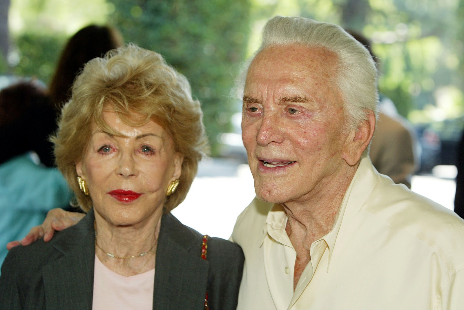 Anne Buyden y Kirk Douglas en Beverley Hills 2004. | Foto: Getty Images