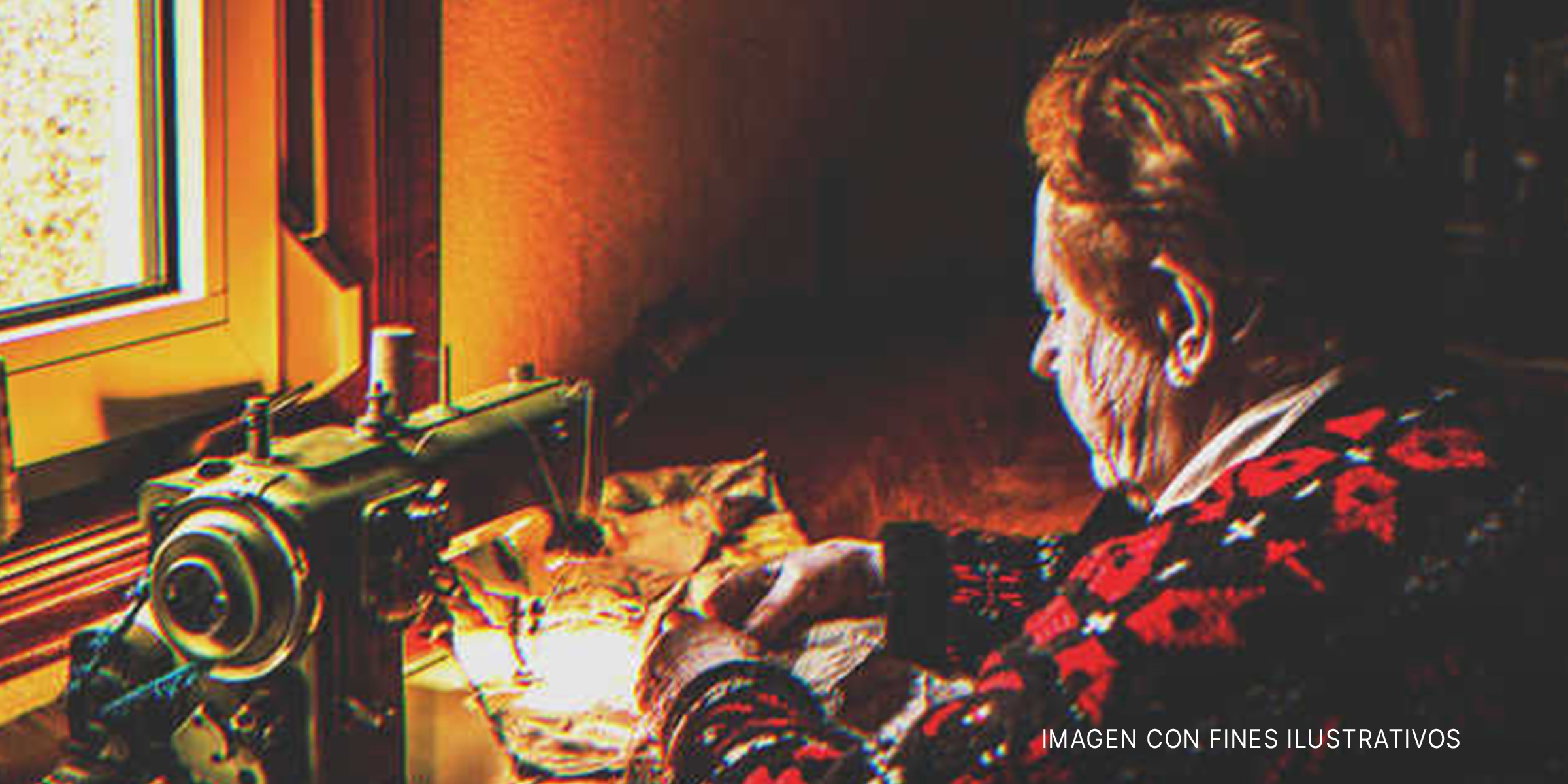 Anciana en su maquina de coser | Foto: Shutterstock