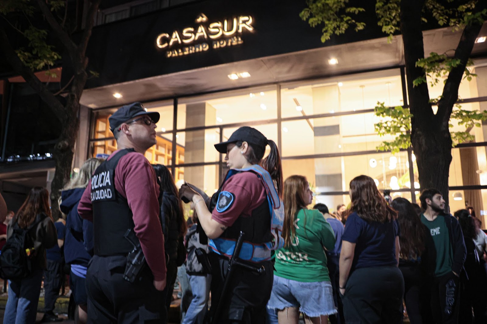 La policía frente al Hotel CasaSur Palermo tras la trágica muerte de Liam Payne el 16 de octubre de 2024, en Buenos Aires, Argentina | Fuente: Getty Images