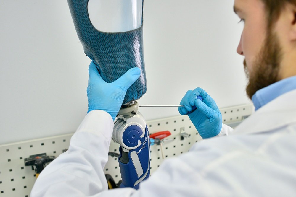 Doctor sosteniendo una prótesis. | Imagen tomada de: Shutterstock