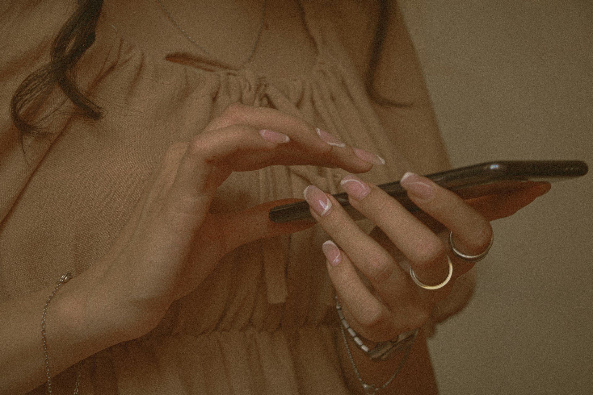 Una mujer sujetando su teléfono | Fuente: Unsplash