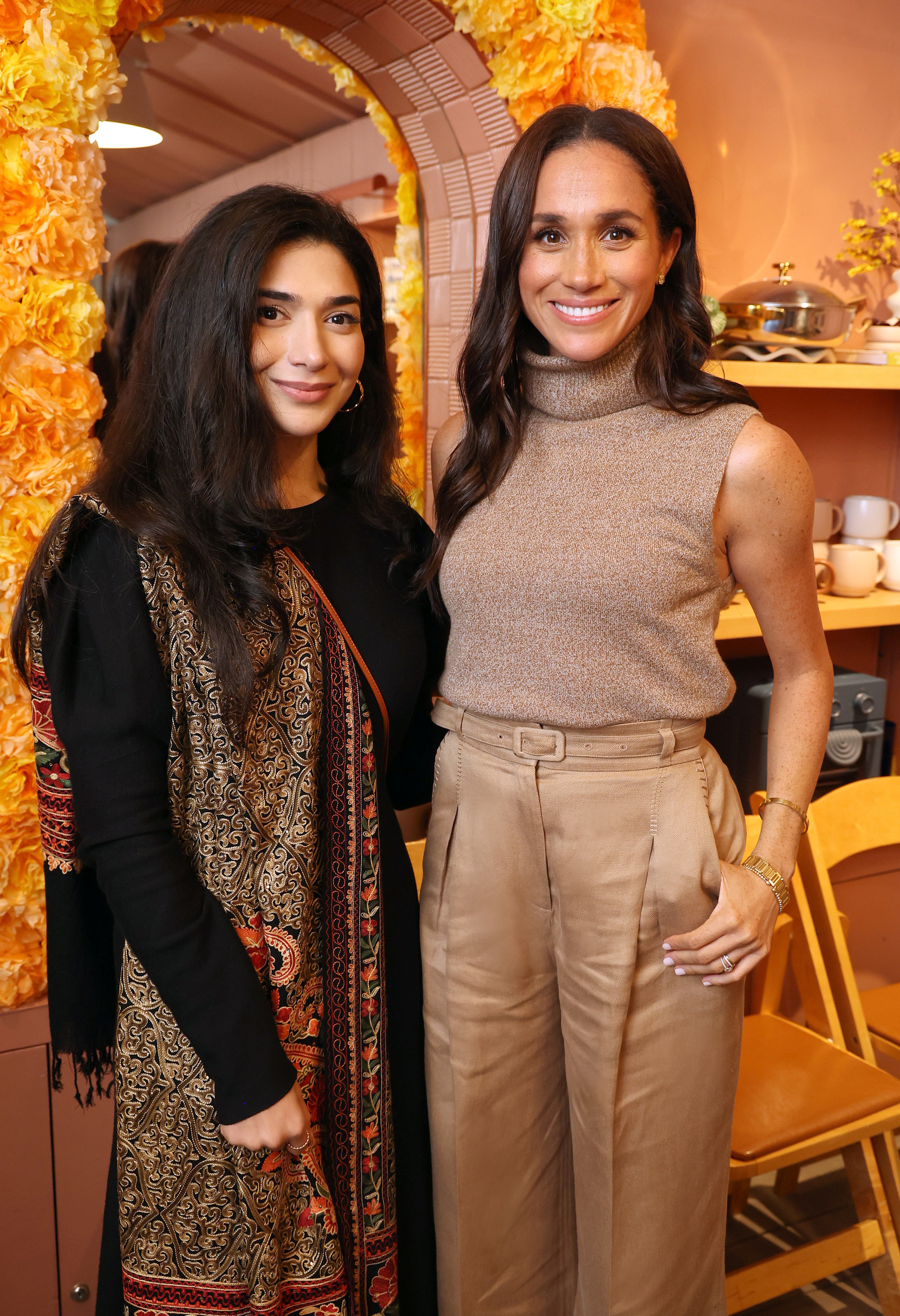 Shiza Shahid y Meghan Markle en la cena para The Welcome Project en Our Place el 26 de octubre de 2024, en Venice, California. | Fuente: Getty Images