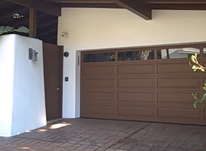 La casa de Ryan O'Neil en un video del 15 de julio de 2010 | Fuente: youtube.com/@graniteshield