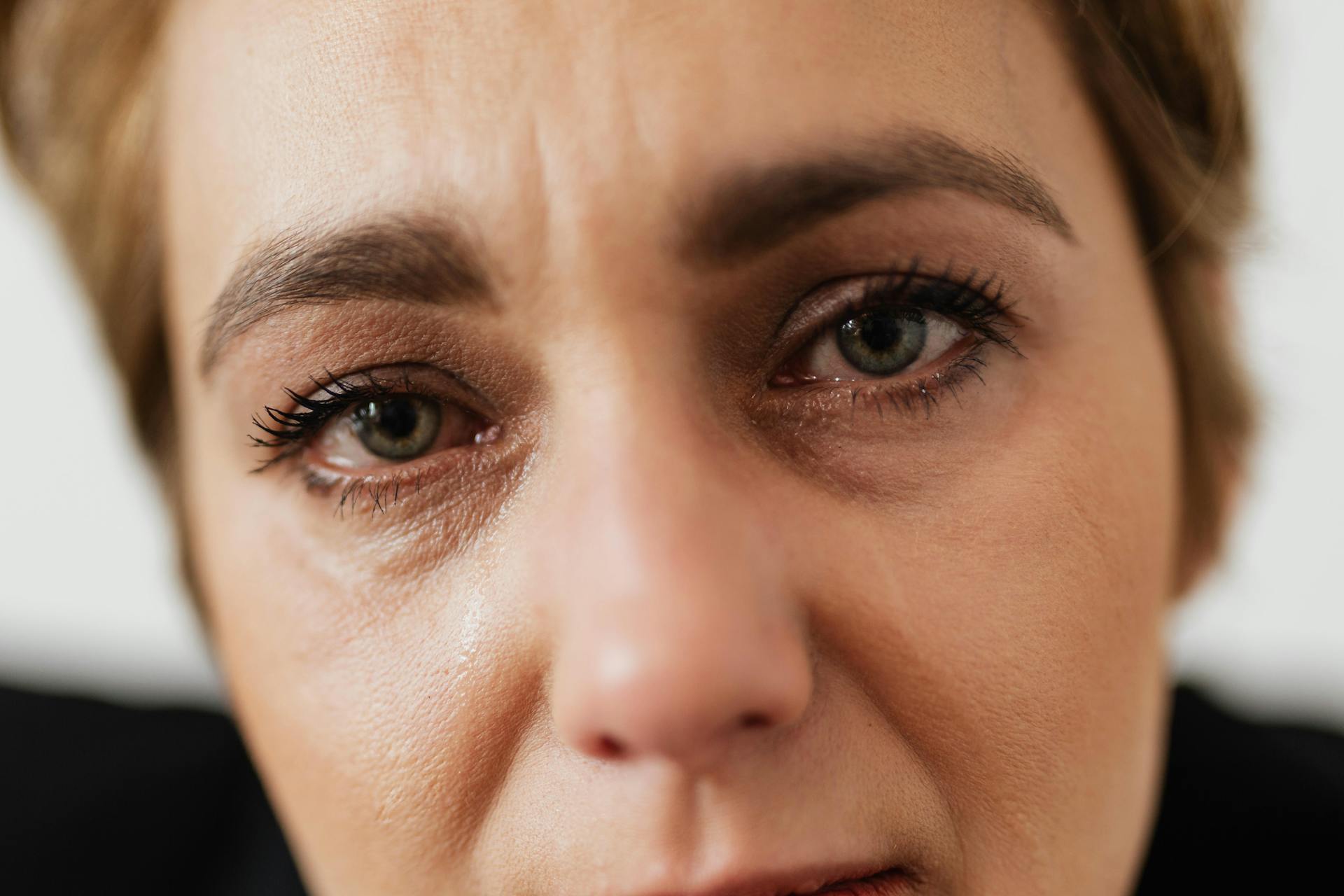 Una mujer descorazonada con lágrimas que amenazan con derramarse | Fuente: Pexels