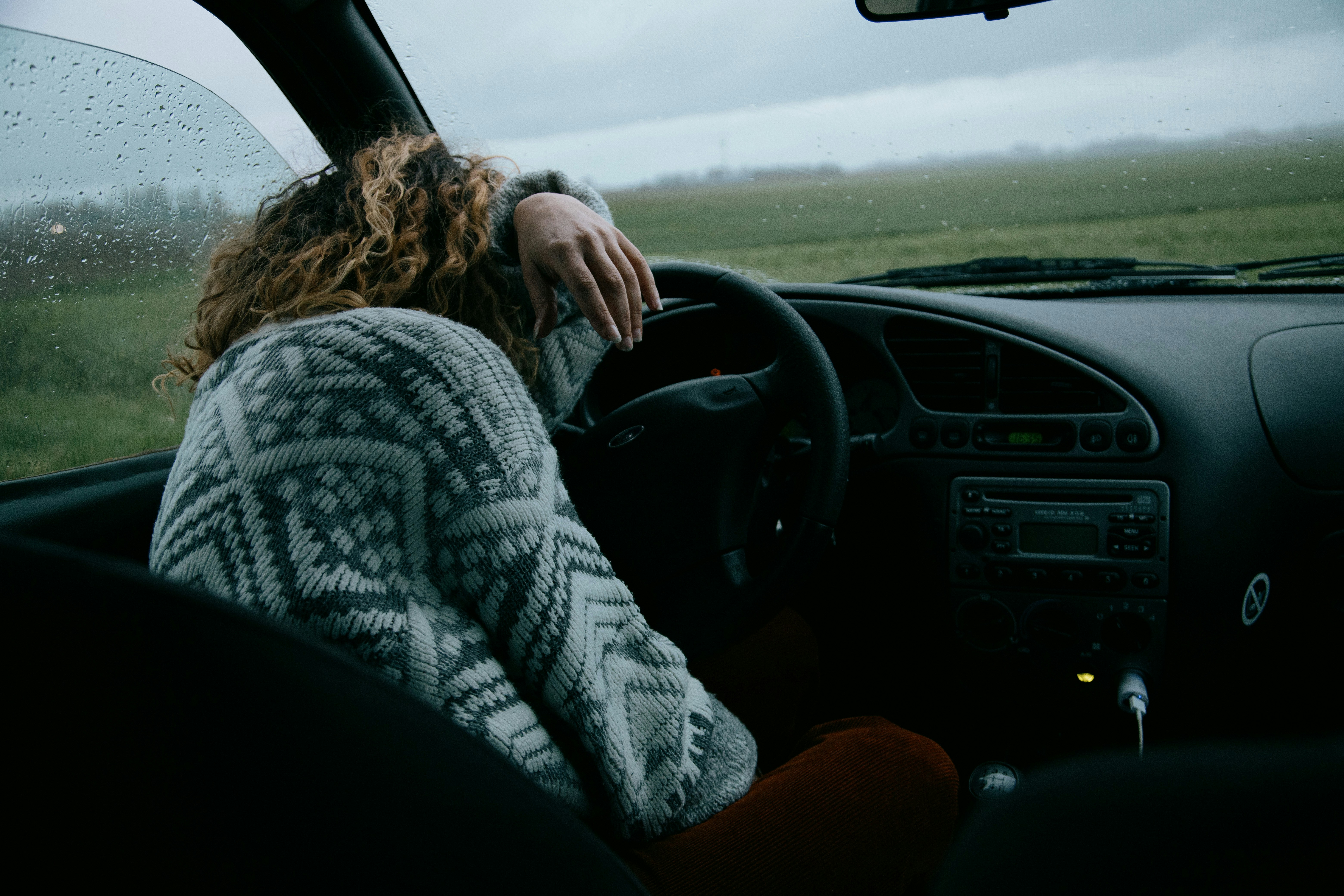 Una mujer llorando en un automóvil | Fuente: Unsplash