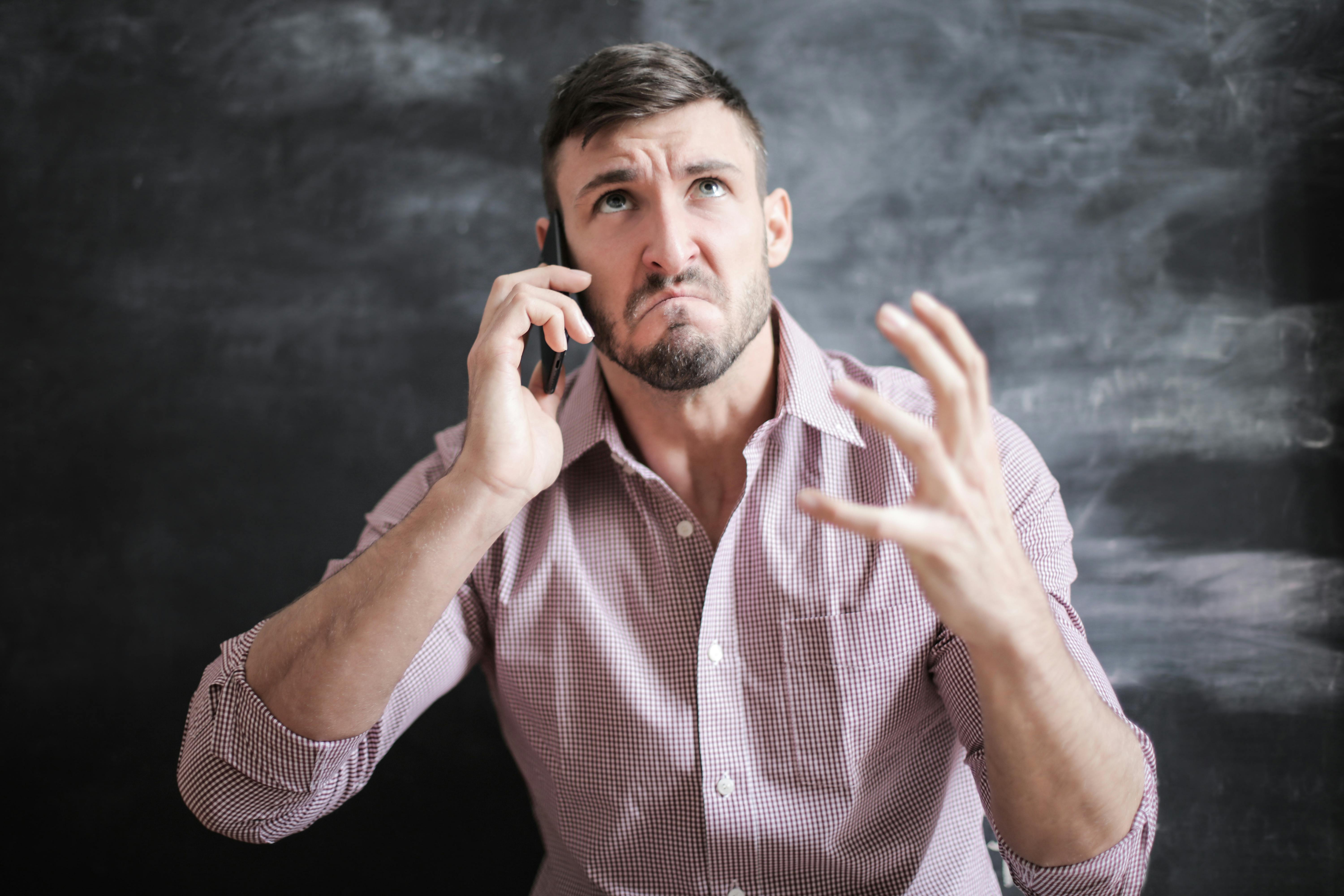 Un hombre enfadado mientras habla por teléfono | Fuente: Pexels