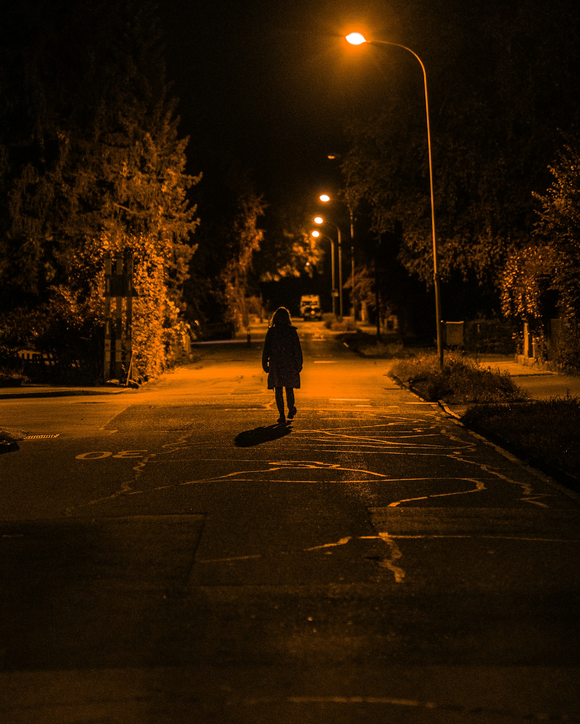 Una mujer solitaria caminando por la calle de noche | Fuente: Unsplash