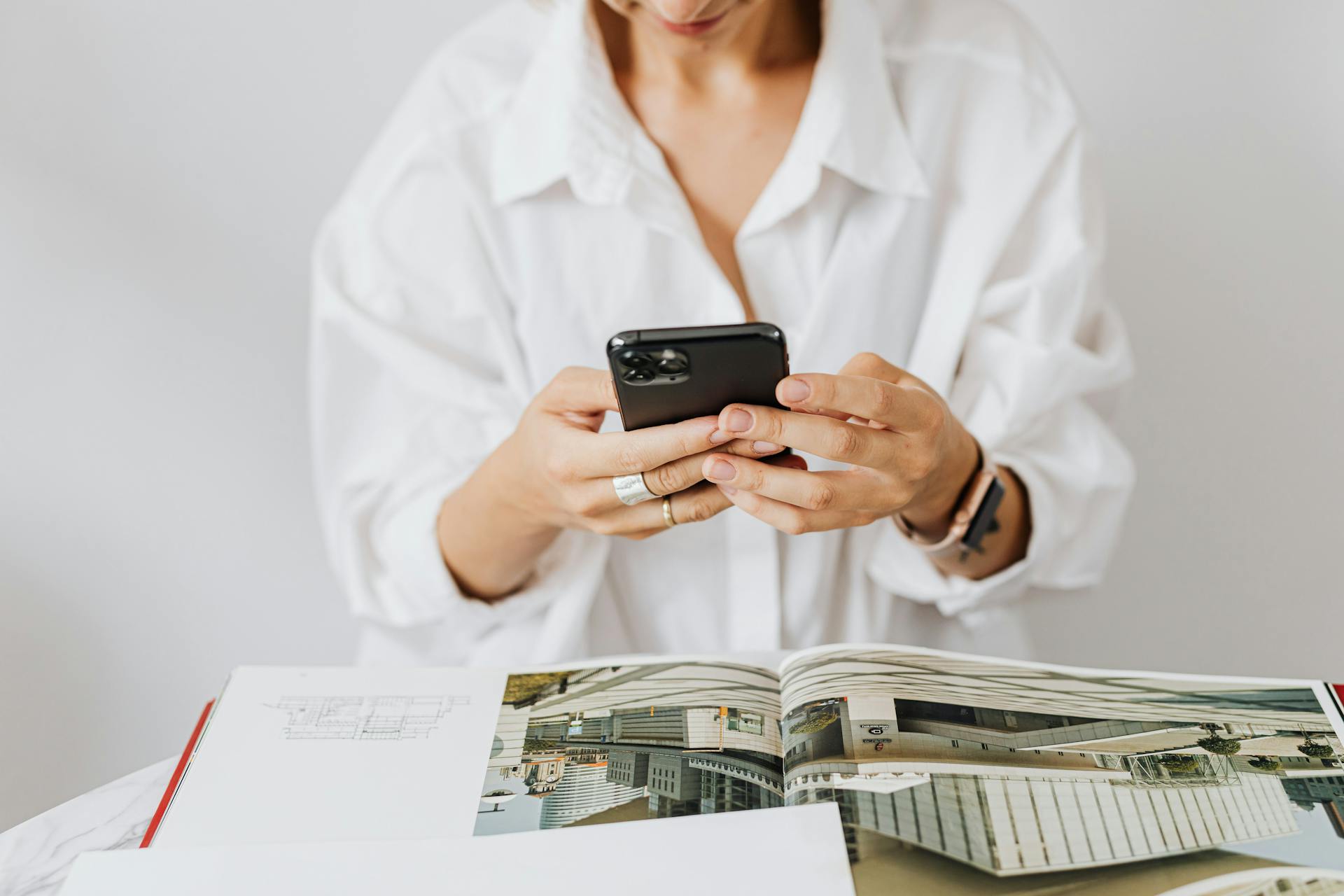 Una mujer mayor utilizando un teléfono | Fuente: Pexels