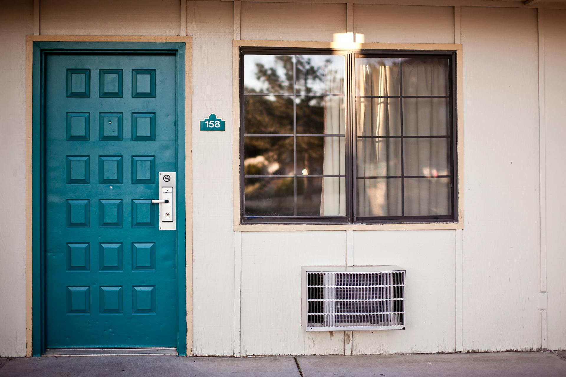 Exterior de una habitación de motel | Foto: Pexels