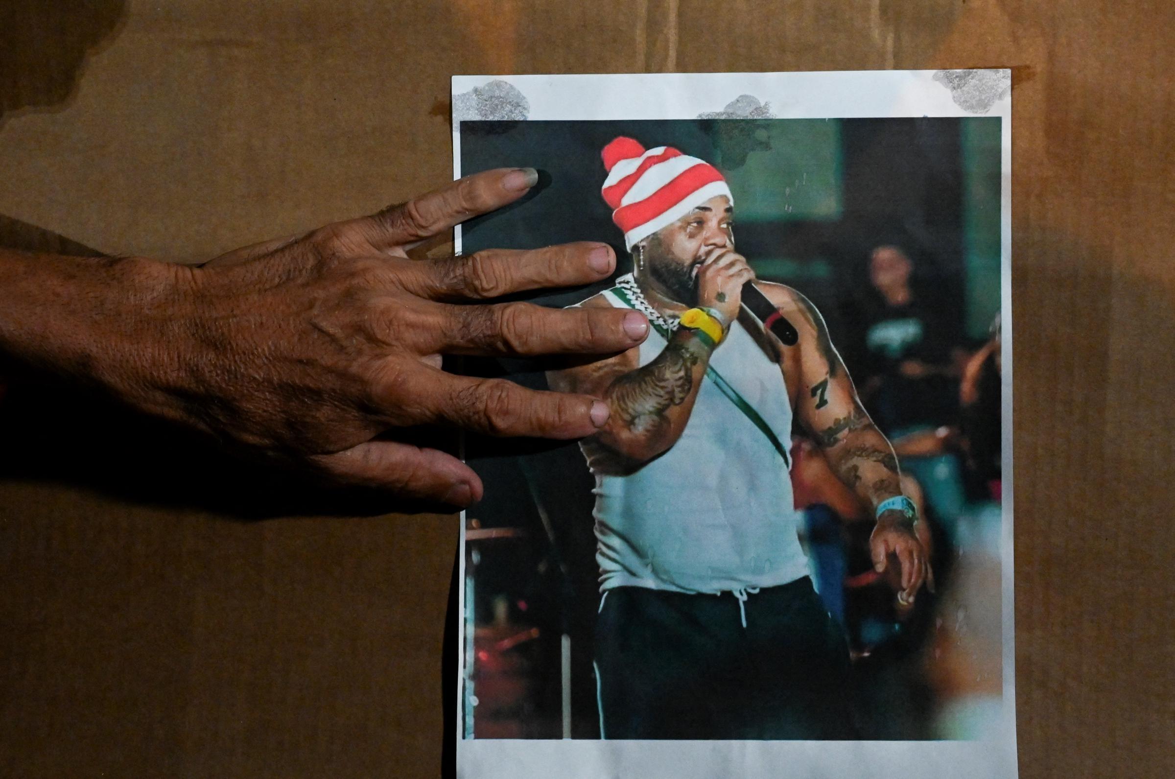 Fans rinden tributo al fallecido cantante de reggaetón José Manuel Carbajal "El Taiger" en La Habana el 10 de octubre de 2024. | Fuente: Getty Images