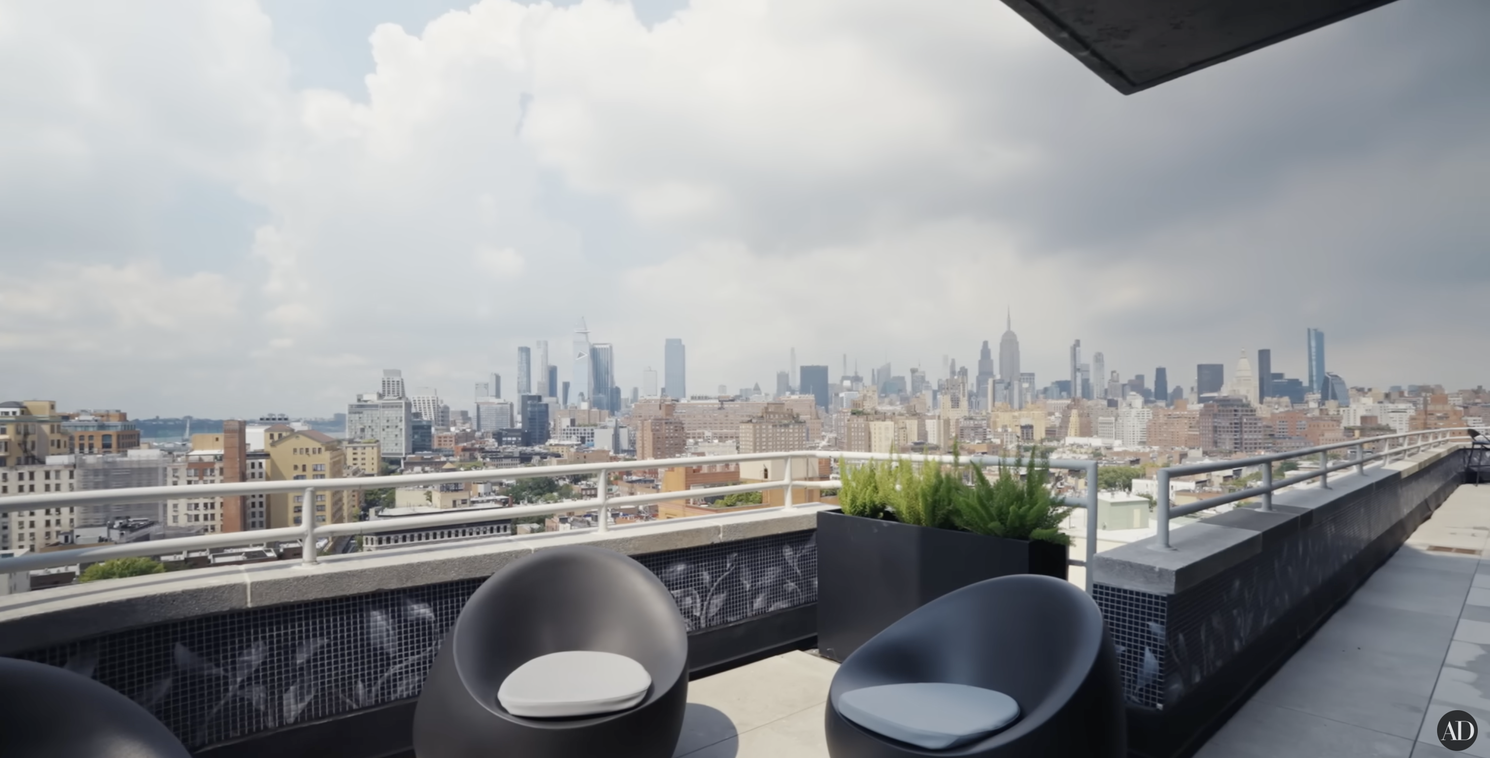 La terraza exterior del apartamento de Christopher Meloni | Fuente: YouTube/Architectural Digest