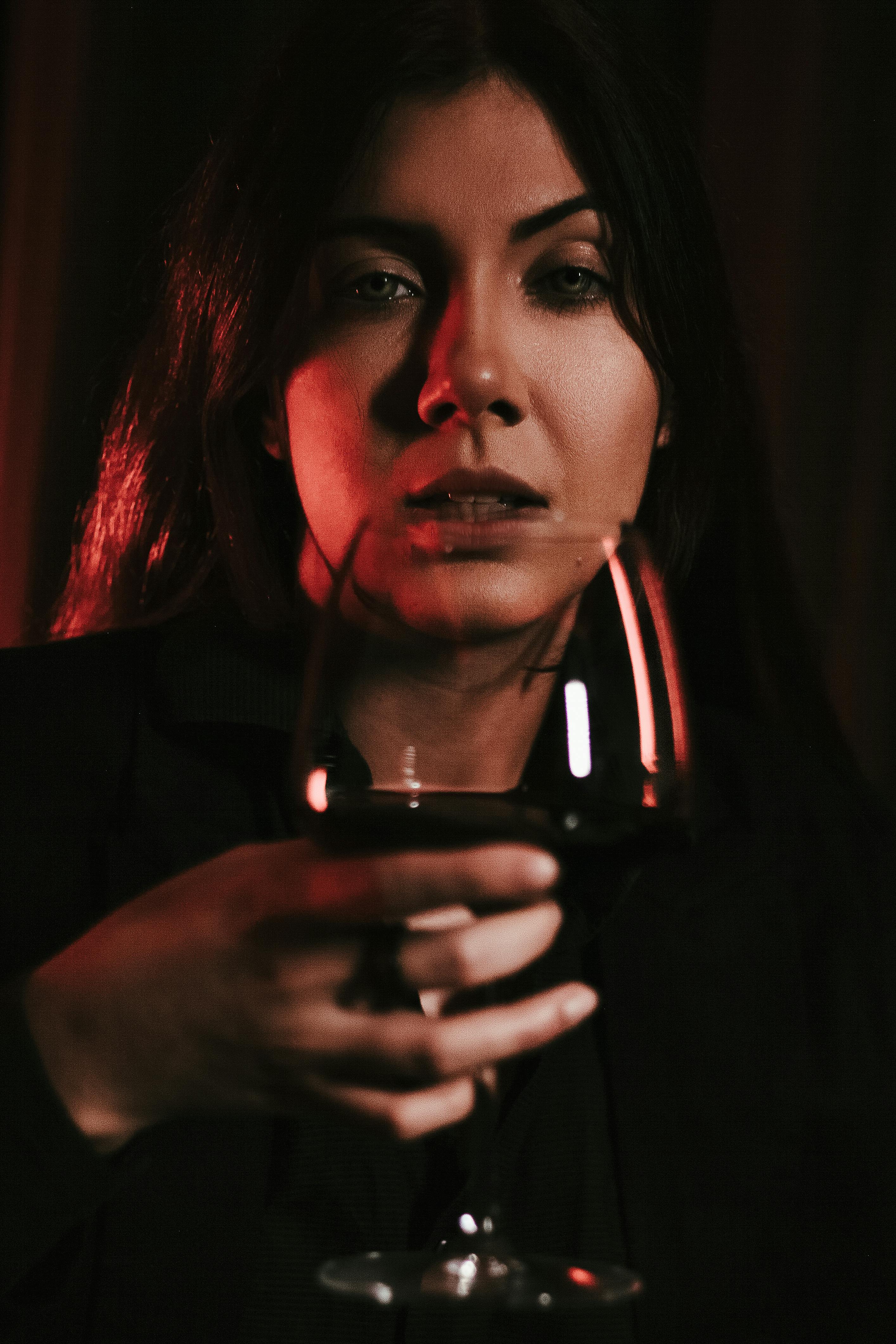 Mujer con una copa de vino en la mano | Fuente: Pexels