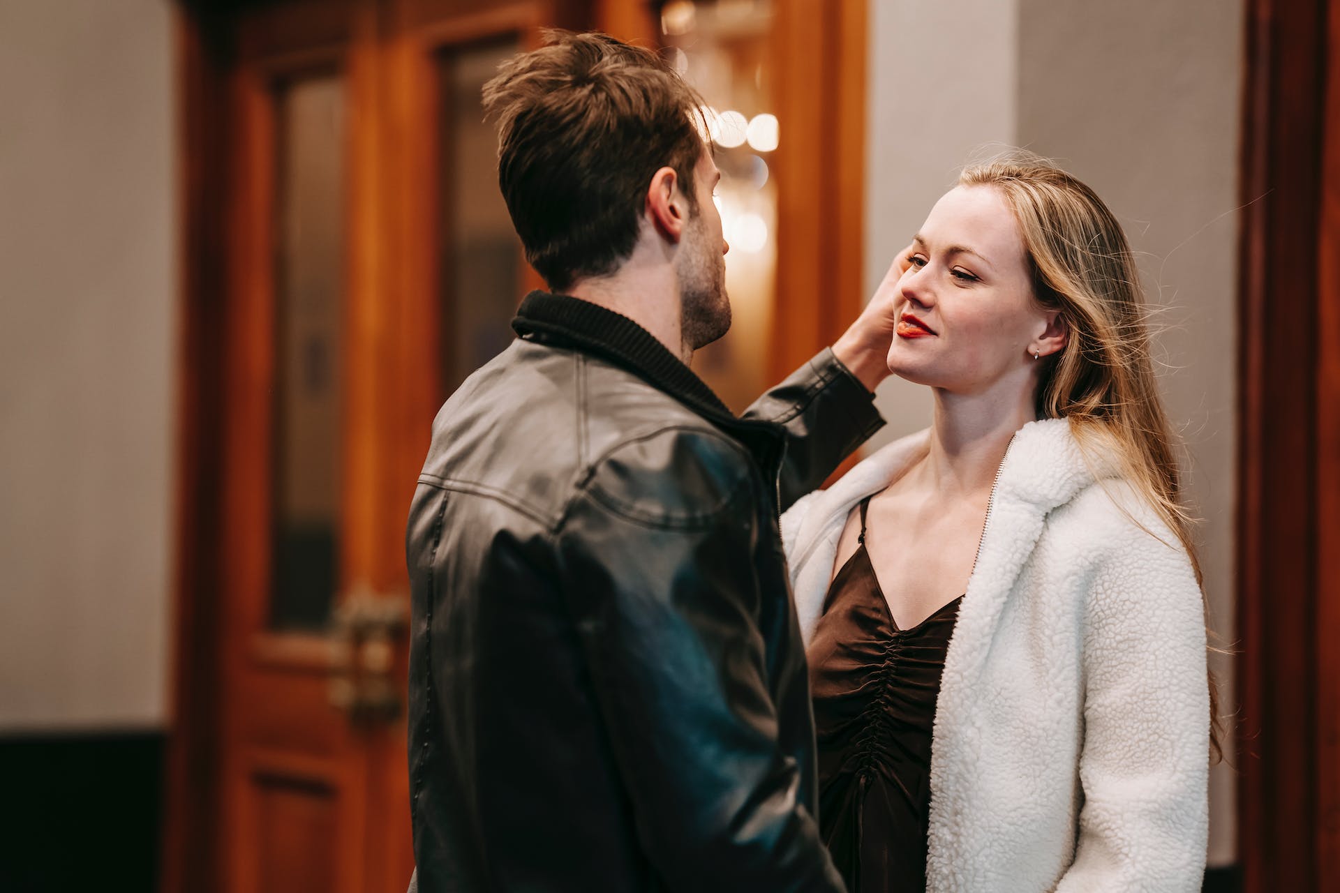 Pareja en la puerta de un restaurante | Foto: Pexels