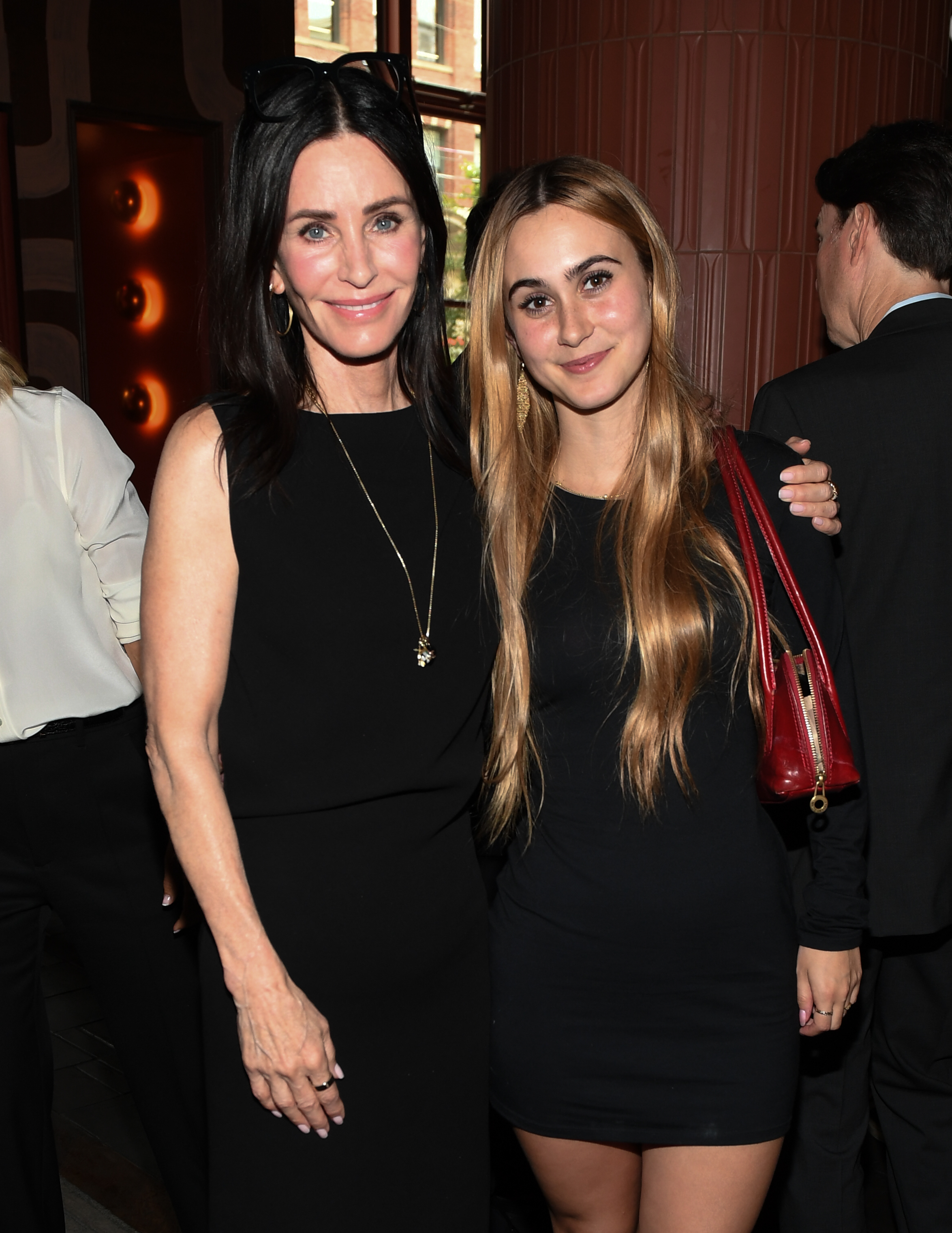 Courteney y Coco posan juntas con total naturalidad, y el bolso rojo de Coco es el único toque de color que rompe con sus looks totalmente negros. Esta foto se tomó después de que Coco ya hubiera hecho una aparición en solitario en la Semana de la Moda de Nueva York unos días antes, donde su look desató un nuevo debate sobre a qué parte de su familia se parece más. | Fuente: Getty Images