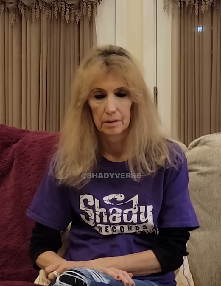 Debbie Nelson felicita a Eminem, de un vídeo del 7 de noviembre de 2022 | Fuente: YouTube/@theshadyverse