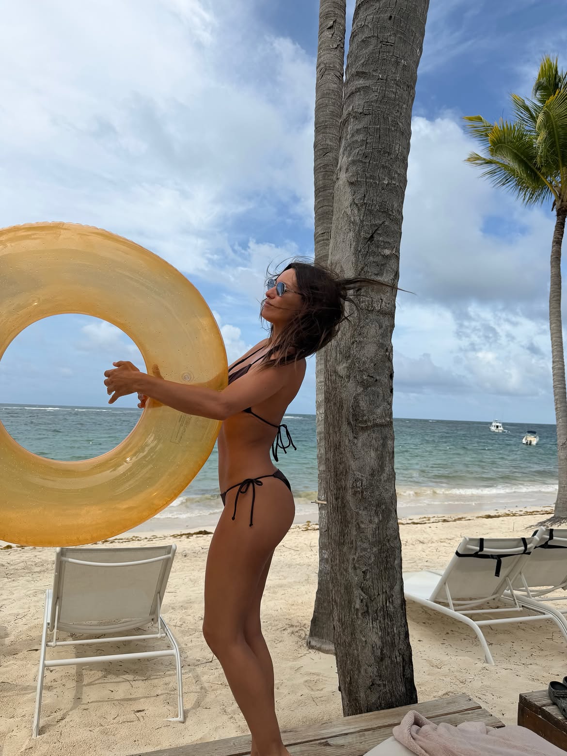 Carolina "Pampita" Ardohain luciendo un bikini color chocolate durante sus vacaciones en las playas de Punta Cana, en la República Dominicana | Fuente: Instagram/pampitaoficial