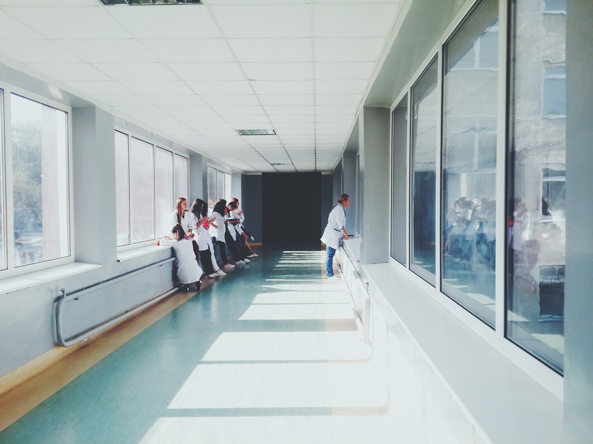 Médicos esperan en el pasillo de un hospital. | Foto: Pixabay