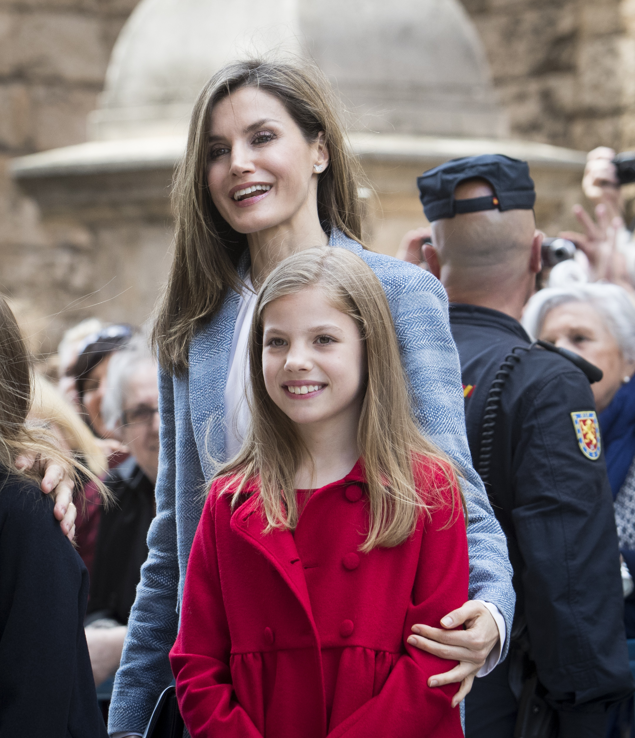La reina de España, Letizia, y su hija, la infanta Sofía, posan después de asistir a la tradicional Misa de Resurrección en Palma de Mallorca el 16 de abril de 2017.