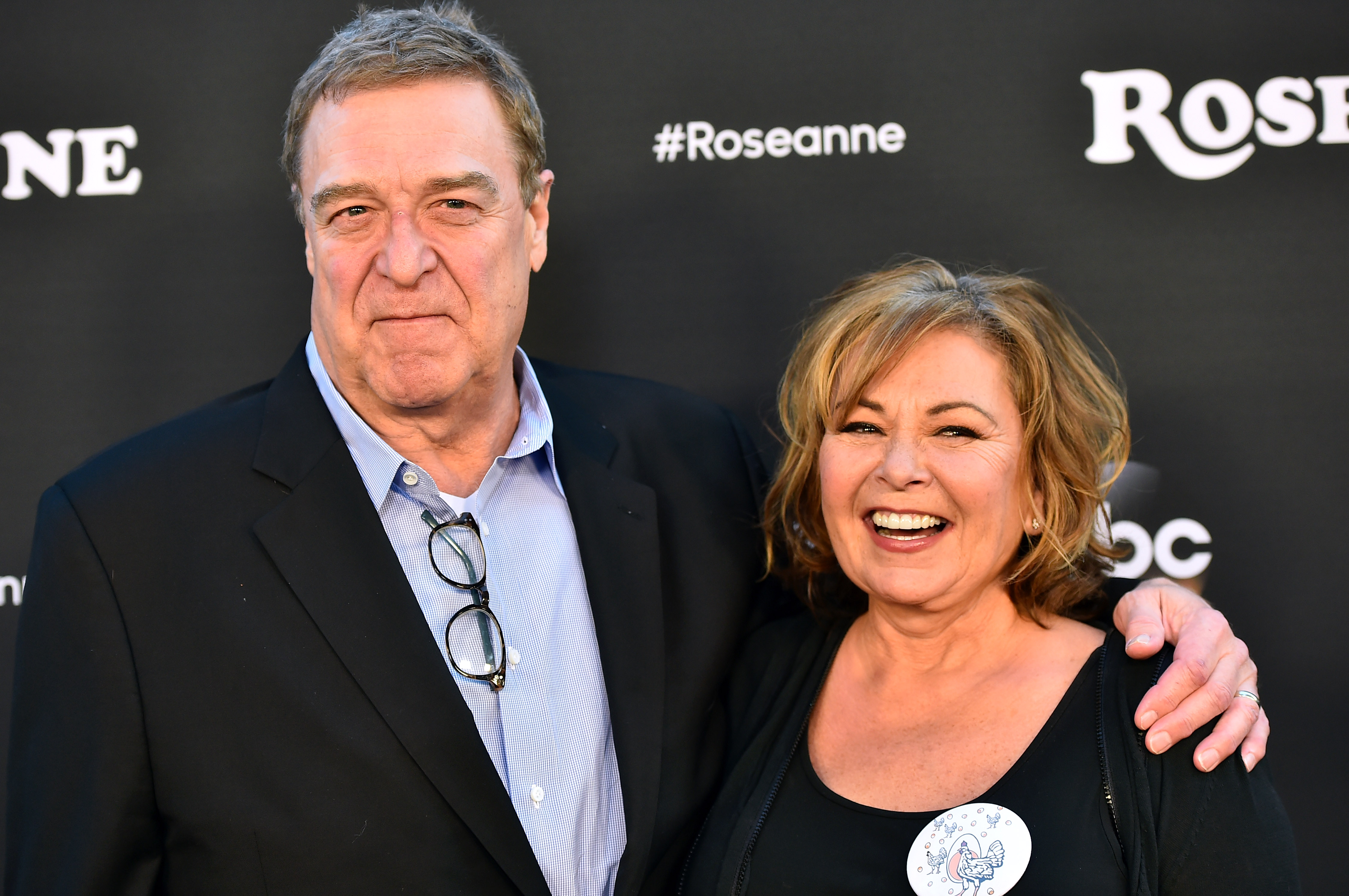 John Goodman y Roseanne Barr asisten al estreno de "Roseanne" de ABC en Walt Disney Studio Lot el 23 de marzo de 2018, en Burbank, California. | Foto: Getty Images