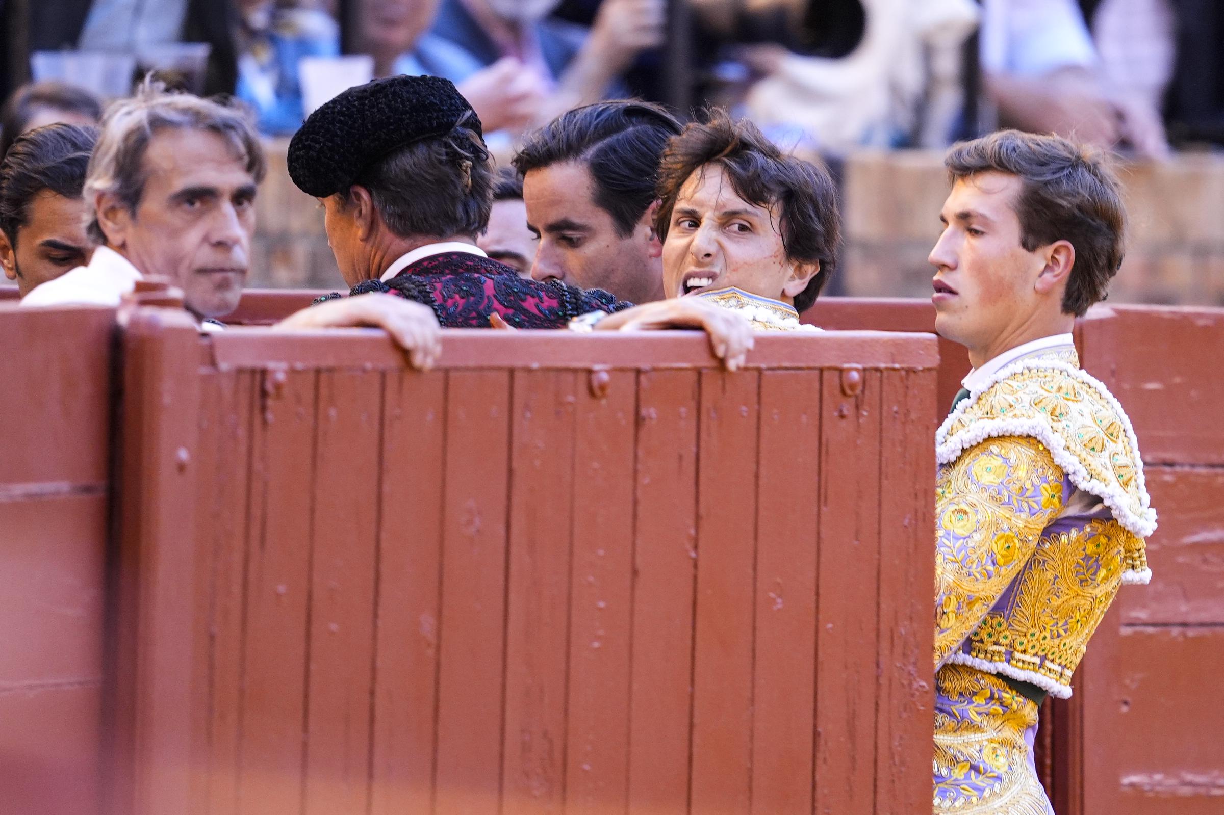 Roca Rey es trasladado tras ser embestido por el quinto toro de la tarde en la decimotercera corrida de toros de la temporada taurina, el 23 de abril de 2026 en Sevilla, España. | Fuente: Getty Images