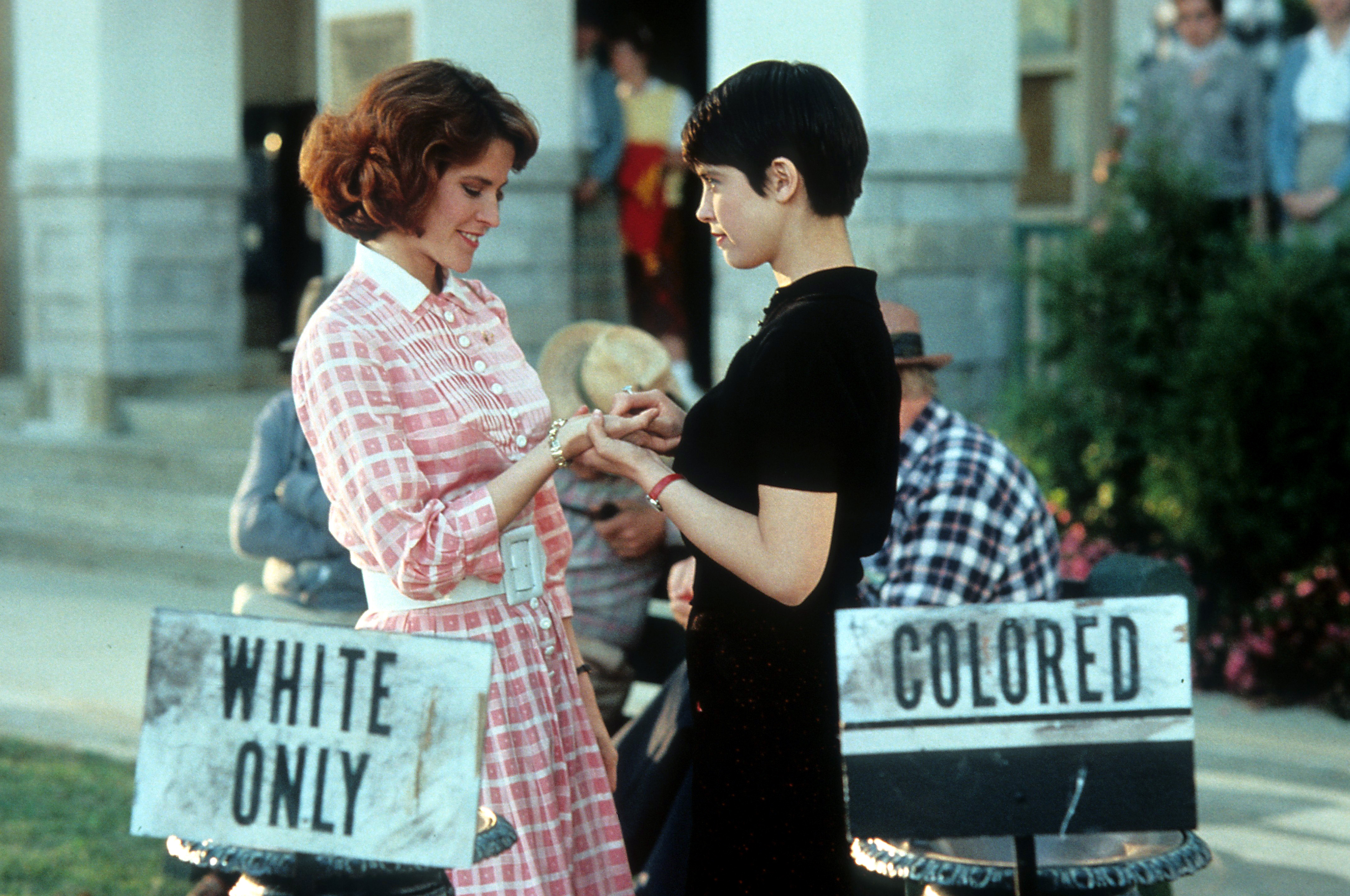 La actriz y Phoebe Cates en el rodaje de "Heart of Dixie", 1989 | Fuente: Getty Images